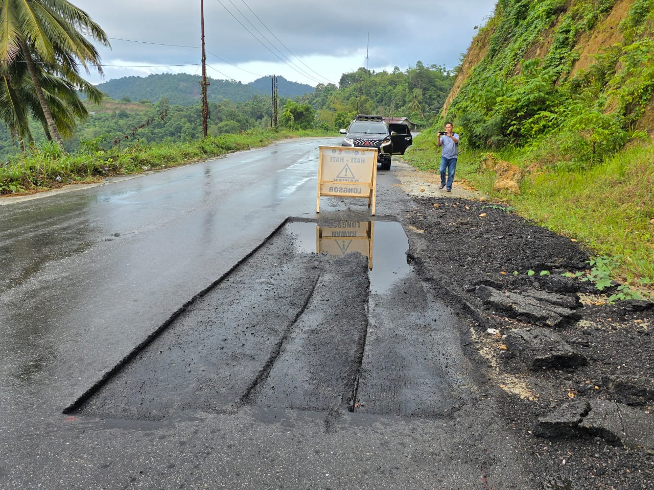 Alat berat proyek Jalan Nasional Tagolu&ndash;Tentena terparkir tanpa aktivitas, sementara galian terbuka minim rambu keselamatan mengancam pengguna jalan.