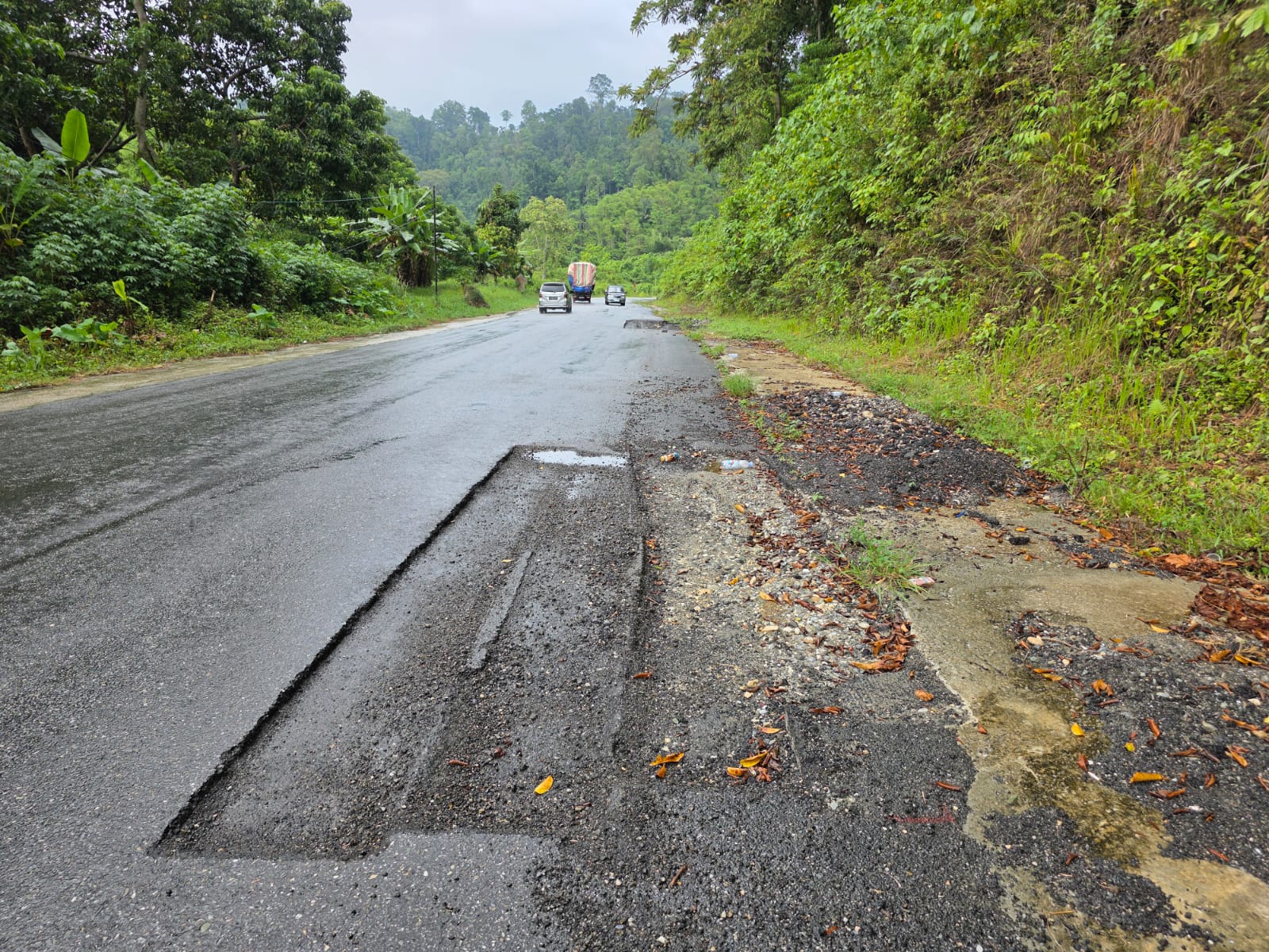 Alat berat proyek Jalan Nasional Tagolu&ndash;Tentena terparkir tanpa aktivitas, sementara galian terbuka minim rambu keselamatan mengancam pengguna jalan.