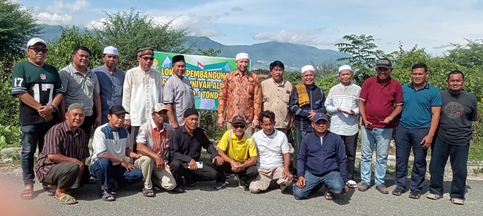 BERSAMA: Ketua Utama PB Alkhairaat Habib Sayyid Alwi bin Muhammad Aljufri bersama warga Huntap 1 Tondo, akan membangun MDA Alkhairaat Huntap 1 Tondo.(FOTO: ISTIMEWA/RADAR PALU).