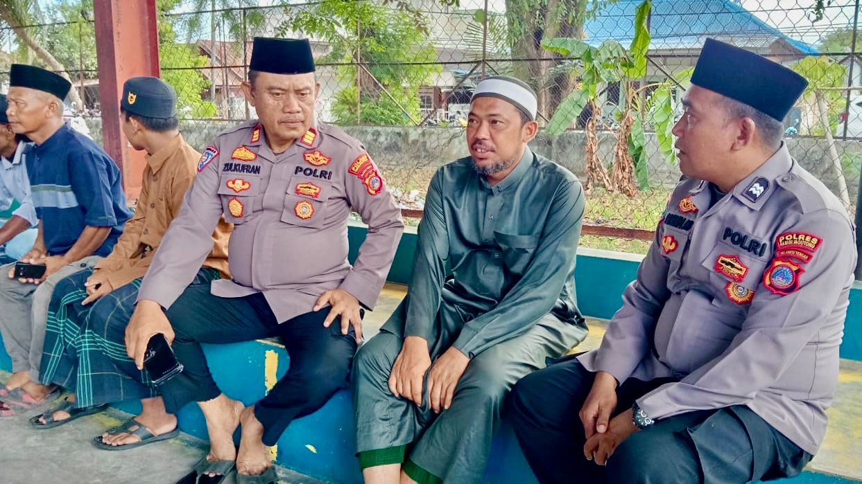 MENGUNJUNGI: Personel Satgas II Preemtif Ops Madago Raya menyambangi Helmi Abdun, tokoh masyarakat Kelurahan Loji, Kecamatan Parigi, Kabupaten Parimo.(FOTO: ISTIMEWA/RADAR PALU).  &nbsp;