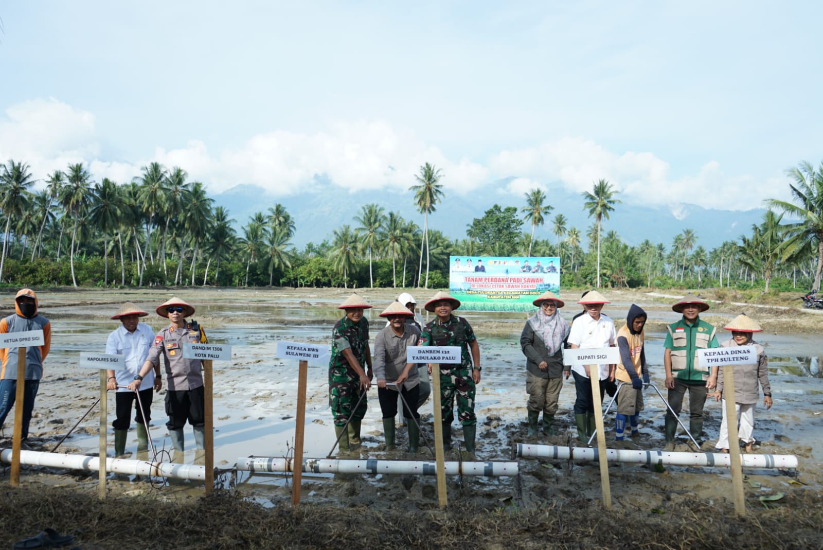 PERDANA: - Pemkab Sigi, melakukan penanaman perdana padi di lokasi cetak sawah baru Desa Tulo Rantea, Kecamatan Dolo, Jumat (26/12/2025).(FOTO: ANGEL SUMBARA/RADAR PALU).
