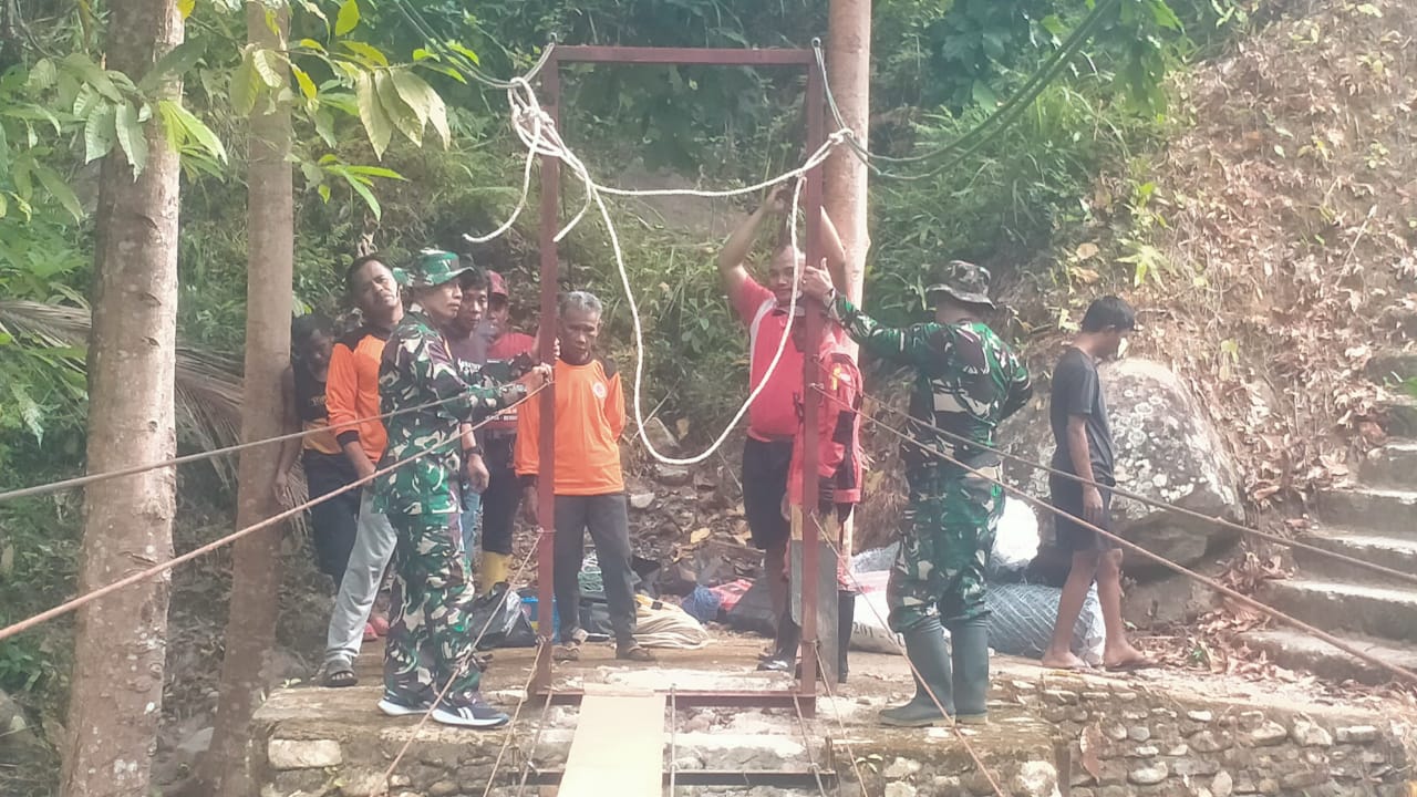 RENOVASI: Jajaran Korem 132 Tadulako melakukan renovasi jembatan gantung untuk warga.(FOTO: ISTIMEWA/RADAR PALU).