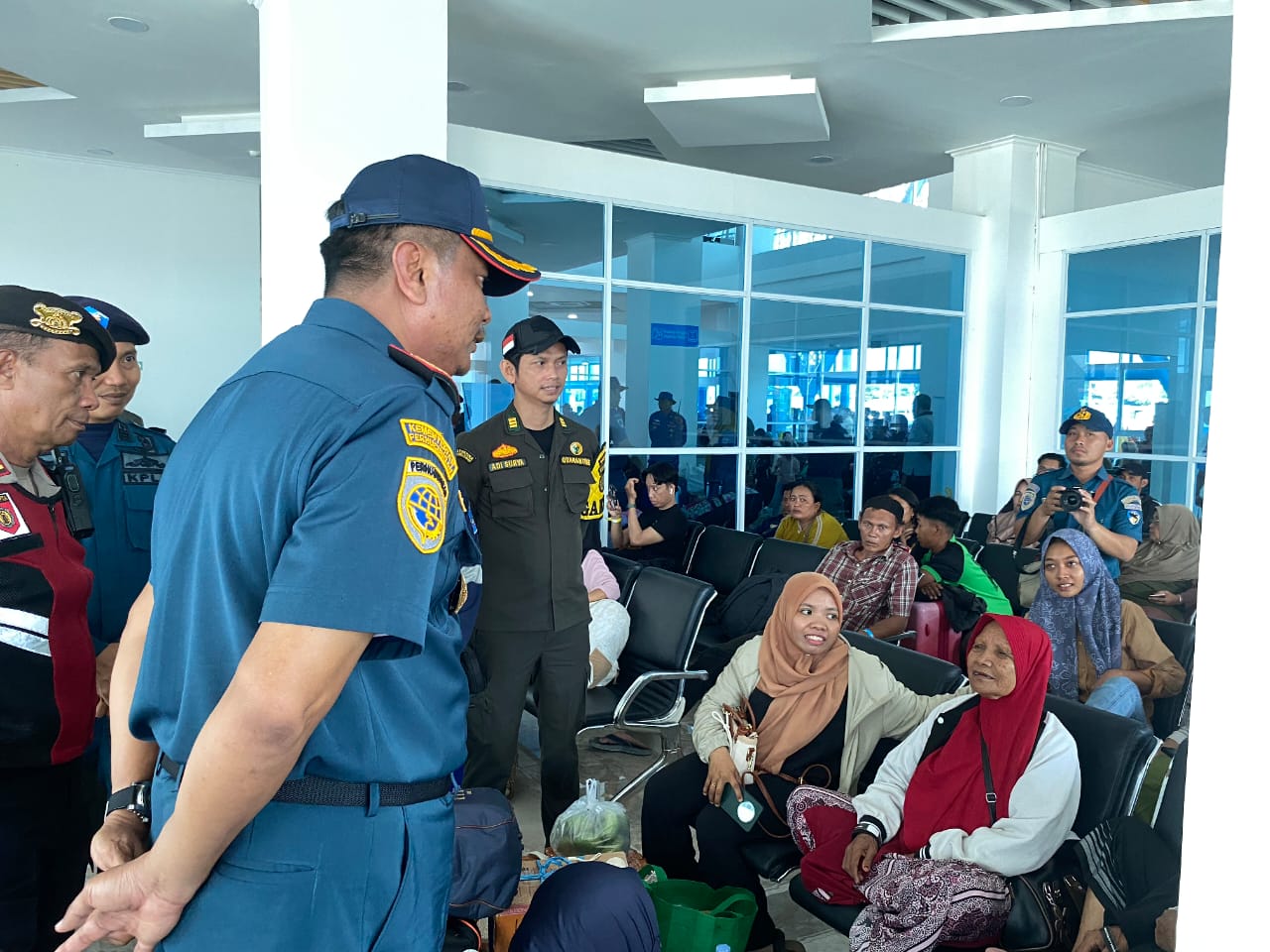 BERDIALOG: Ketua Tim Kerja Penegakan Hukum Karantina Sulawesi Tengah, Adi Surya, saat berdialog dengan penumpang kapal.(FOTO: ISTIMEWA/RADAR PALU).