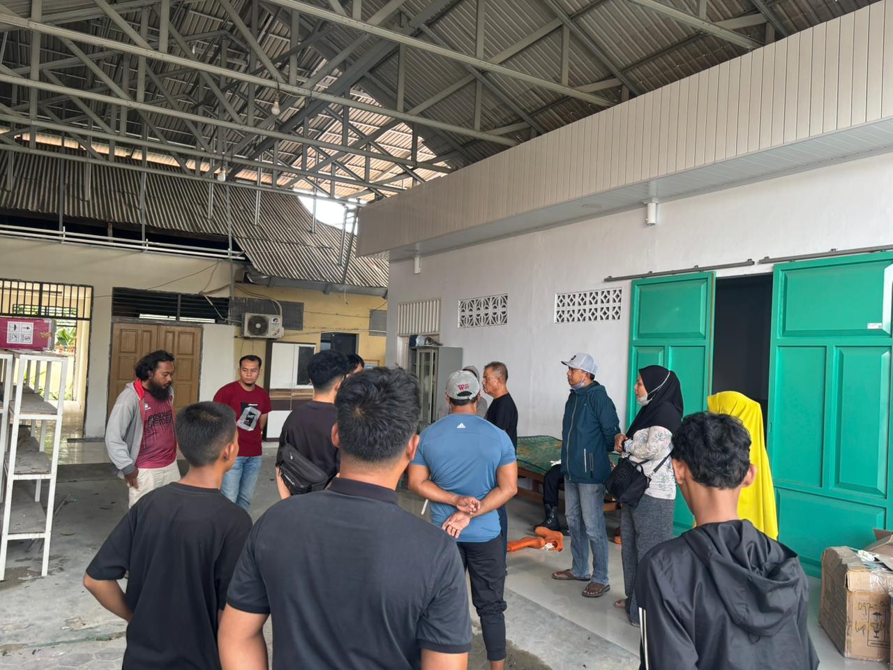 Petugas kepolisian bersama warga mengevakuasi korban penganiayaan ke RS Bhayangkara Palu untuk keperluan visum, usai ditemukan dengan luka tusuk di Kelurahan Besusu Tengah, Palu Timur.