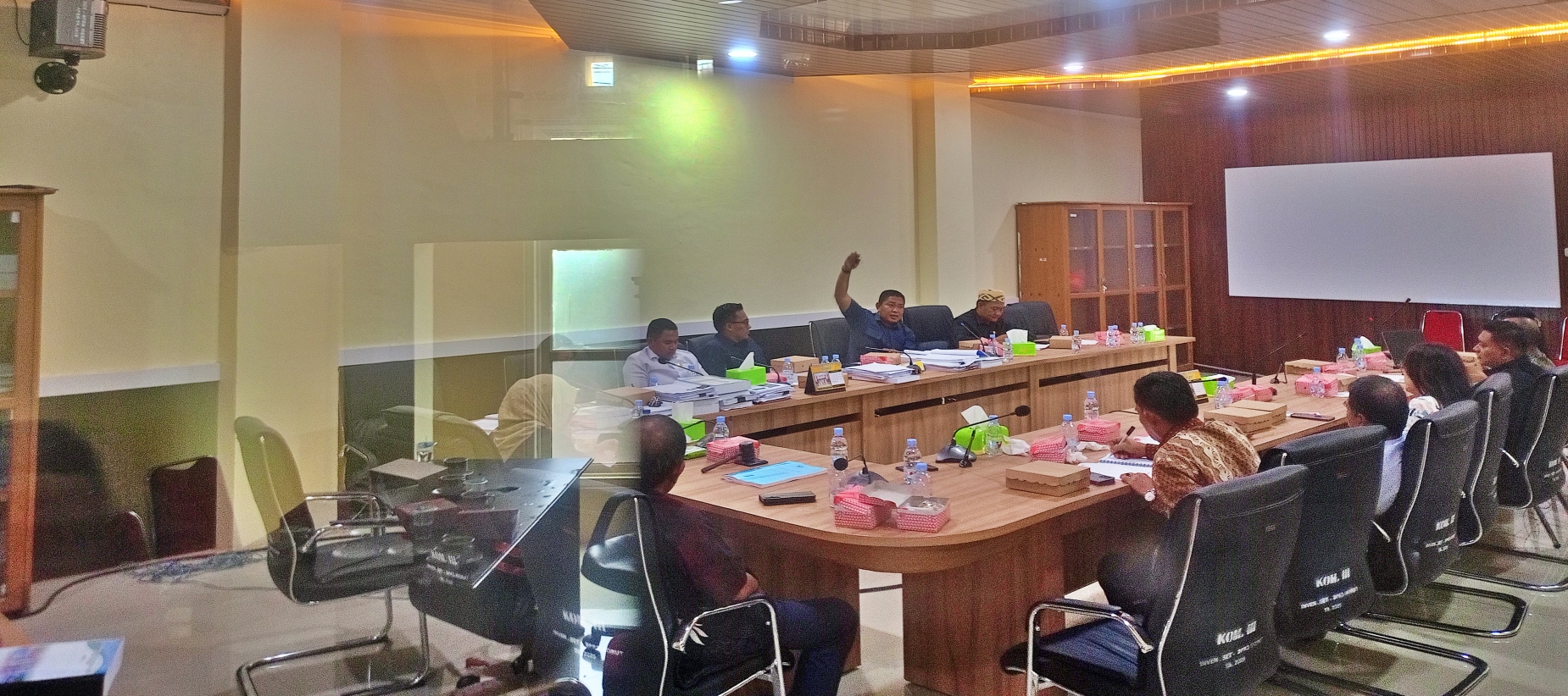 LEGALITAS: Banggar DPRD Morowali Utara berbagai pertanyaan kepada dewan direksi Perseroda Tepo Asa Aroa terkait legalitas perusahaan dan alokasi penyertaan modal, Rabu (24/12/2025).