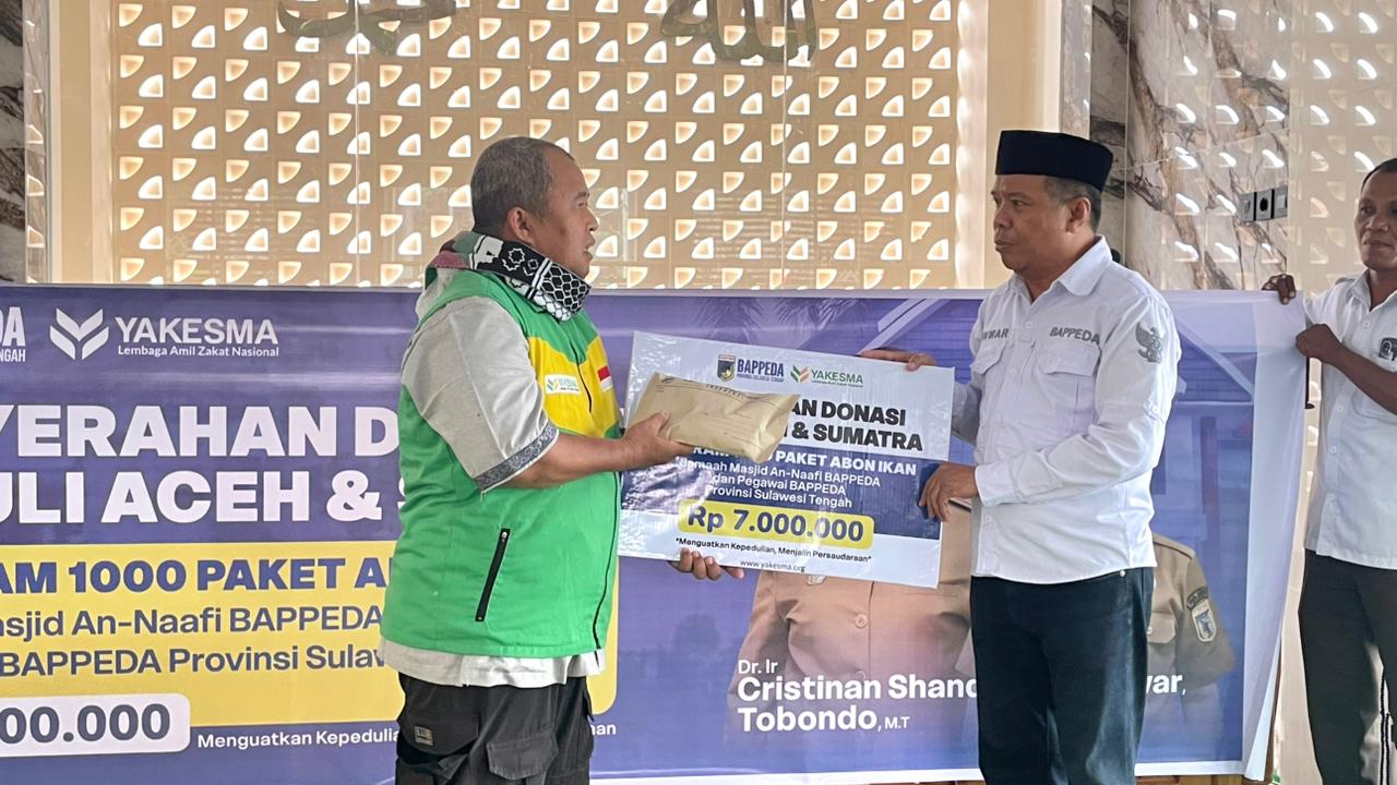 DONASI: Penyerahan donasi dilakukan langsung Sekretaris Bappeda Sulteng, Dinwar, SE, M.Ak, dan diterima langsung Direktur Yakesma Sulteng, Haris Anwar, S.Sos di kantor Bappeda Sulteng, pekan lalu.(FOT