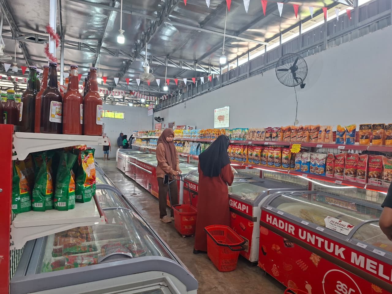 FROZEN FOOD : Suasana berbelanja di As Frozen Palu jelang perayaan tahun baru 2026.