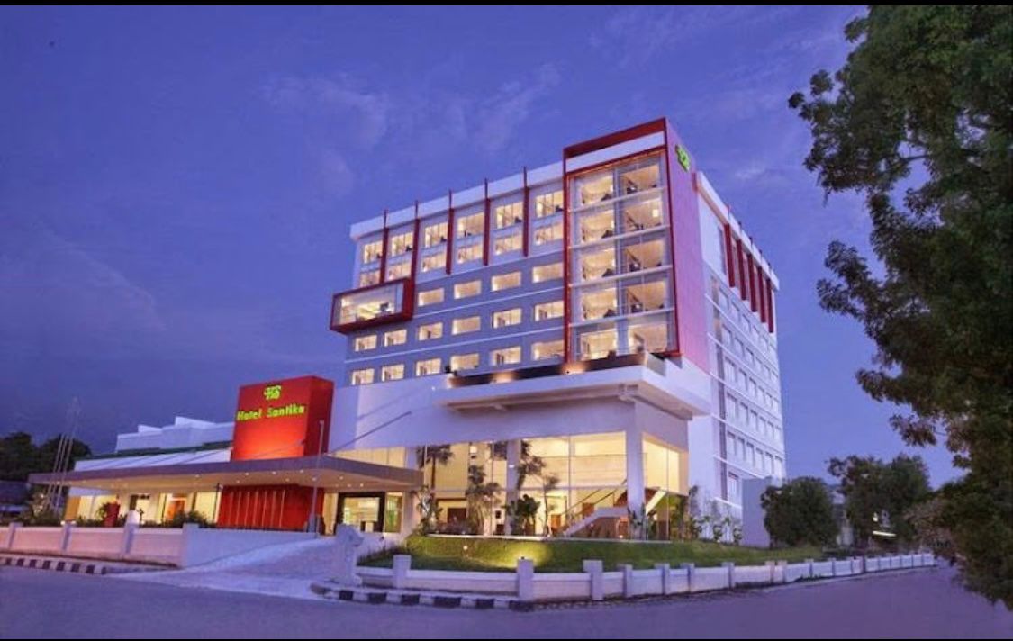 SAMBUT TAHUN BARU : Hotel Santika Palu menghadirkan promo spesial bertajuk &ldquo;Ambyar Party Hotel Santika Palu&rdquo;.