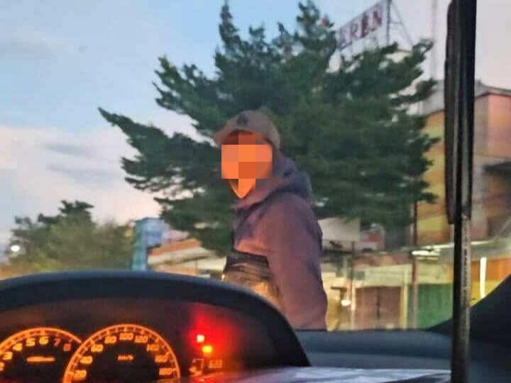 Rekaman layar memperlihatkan juru parkir meluapkan emosi kepada pengguna mobil di area parkir. Peristiwa ini kembali menyoroti persoalan parkir dan pentingnya menjaga ketertiban di ruang publik.