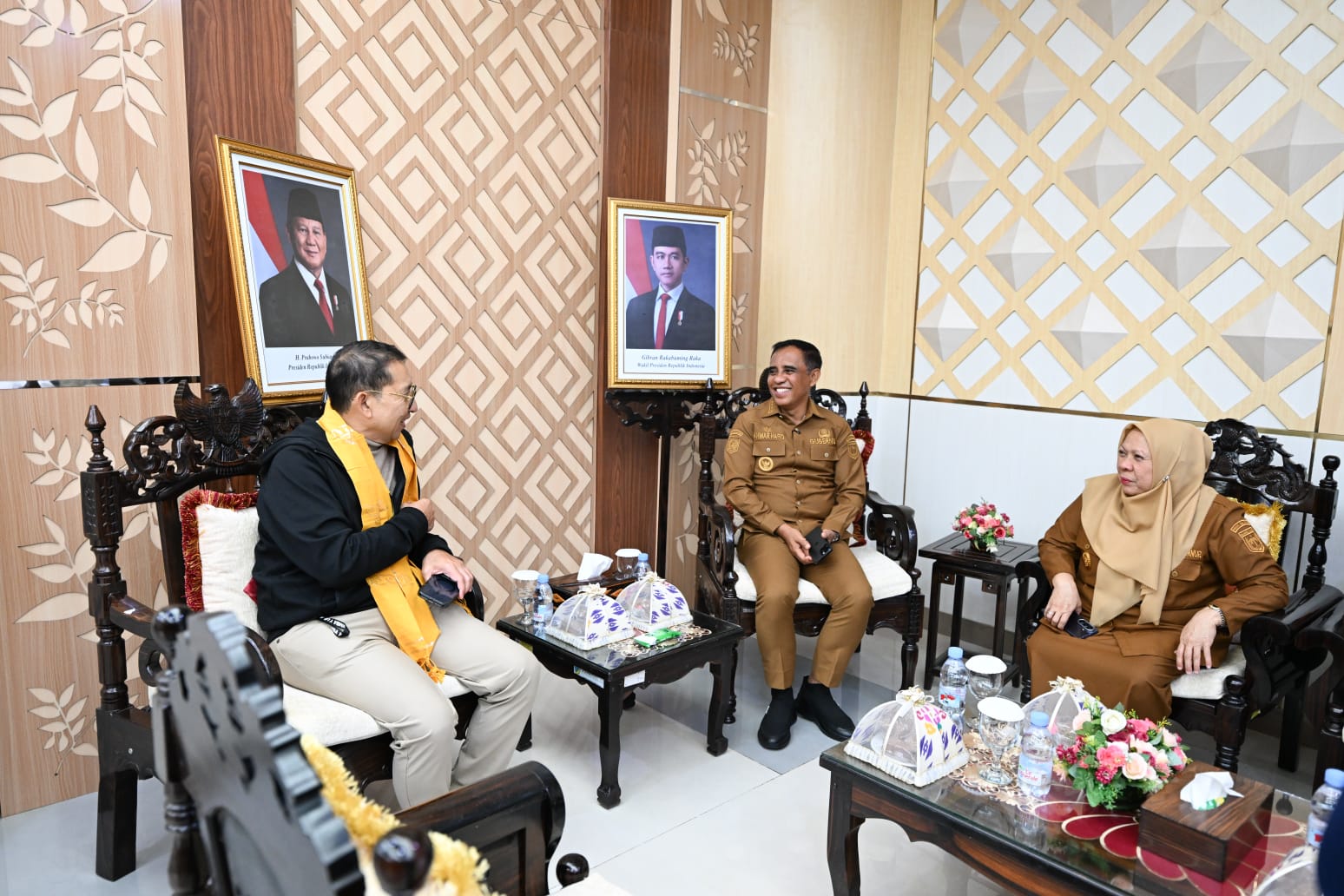Gubernur Sulawesi Tengah Anwar Hafid dan Wakil Gubernur Reny A. Lamadjido menyambut kedatangan Menteri Kebudayaan RI Fadli Zon di Bandara Mutiara SIS Al-Jufri Palu, Senin (29/12).