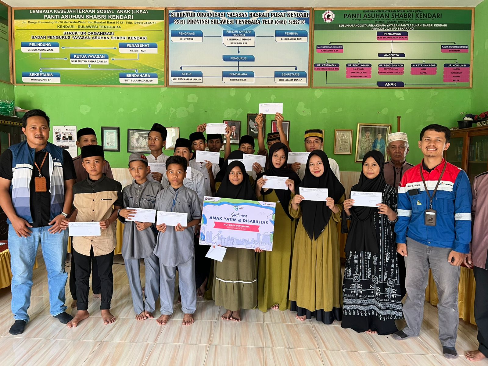 Perwira Pertamina Patra Niaga IT Kendari menyerahkan bantuan kepada pengurus panti asuhan dalam rangka peringatan HUT ke-68 Pertamina di Kota Kendari.