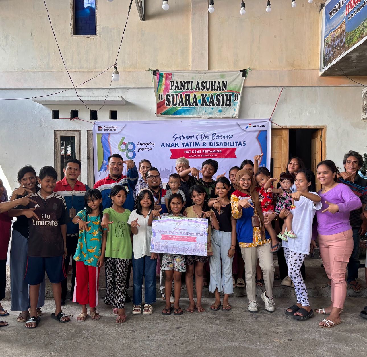 Pertamina Patra Niaga IT Bitung menyerahkan santunan kepada anak yatim dan disabilitas di Panti Asuhan Suara Kasih, Kota Bitung, dalam rangka HUT ke-68 Pertamina.