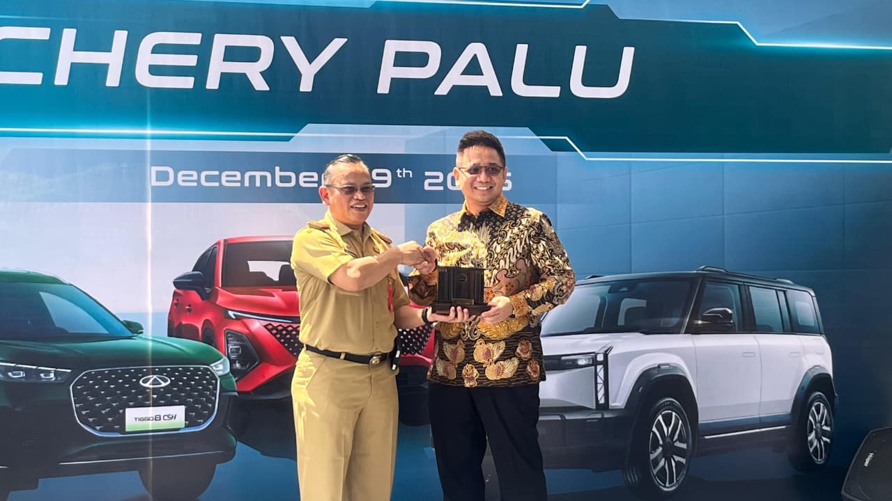 Biro adpim Sulteng Asisten Perekonomian dan Pembangunan Sulawesi Tengah Rudi Dewanto (kiri) menerima plakat dari perwakilan dealer saat peresmian Chery Palu di Jalan Soekarno-Hatta.