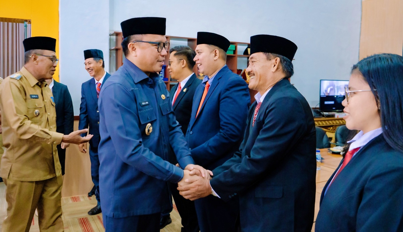 MENYALAMI: Bupati Morut Delis Julkarson Hehi, menyalami Dirut Perseroda Tepo Asa Aroa, Aptinus Darmon usai dilantik bersama direksi dan komisaris lainnya, Senin (24/11/2025).(FOTO: ISTIMEWA/RADAR PALU