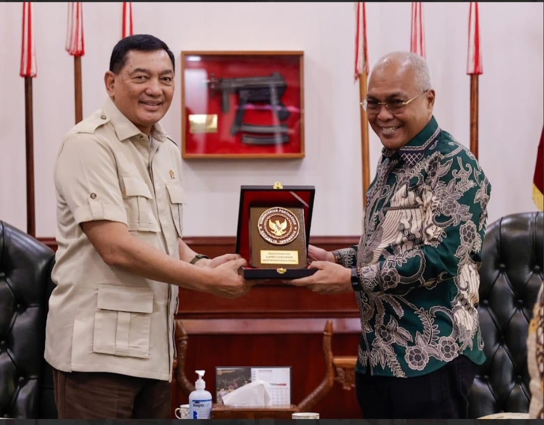 BERTEMU: Ketua Umum PWI Pusat Akhmad Munir saat bertemu Menteri Pertahanan RI Jenderal Purn Sjafrie Sjamsoeddin di Kantor Kemenhan, Rabu (24/12/2025).(FOTO: ISTIMEWA/RADAR PALU).