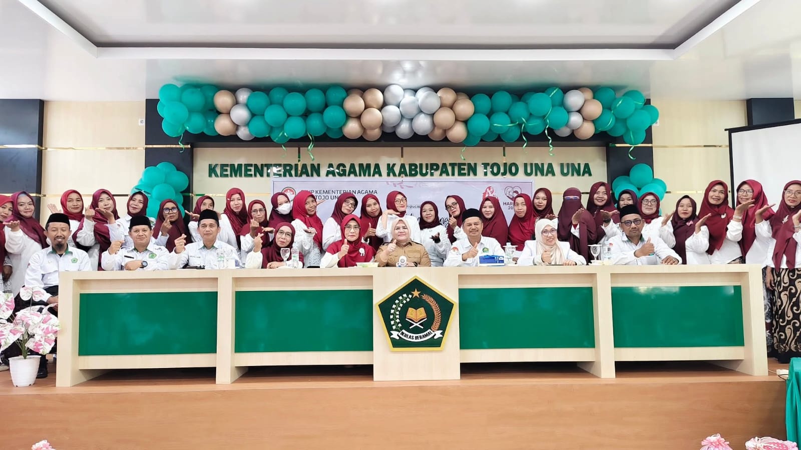 HARI IBU: Suasana peringatan Hari Ibu di Kabupaten Touna.(FOTO: HERIYANTO LIMAHU/RADAR PALU).