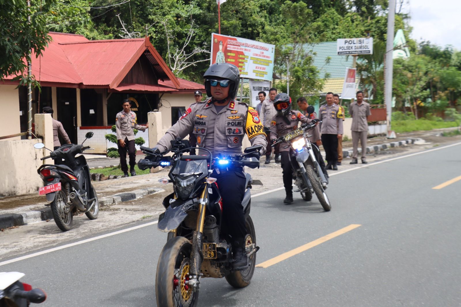 NAIK MOTOR : Kapolres Donggala, AKBP Angga Dewanto Basari saat melakukan perjalanan menggunakan sepeda motor mulai dari Kecamatan Tanantovea hingga ke Sojol utara.(FOTO: ISTIMEWA/RADAR PALU).