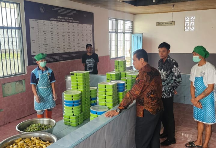 MEMANTAU: Tampak Kalapas Ampana Luther Toding Patandung, sedang memantau pengelolaan makanan untuk warga binaan.(FOTO: HERIYANTO LIMAHU/RADAR PALU).