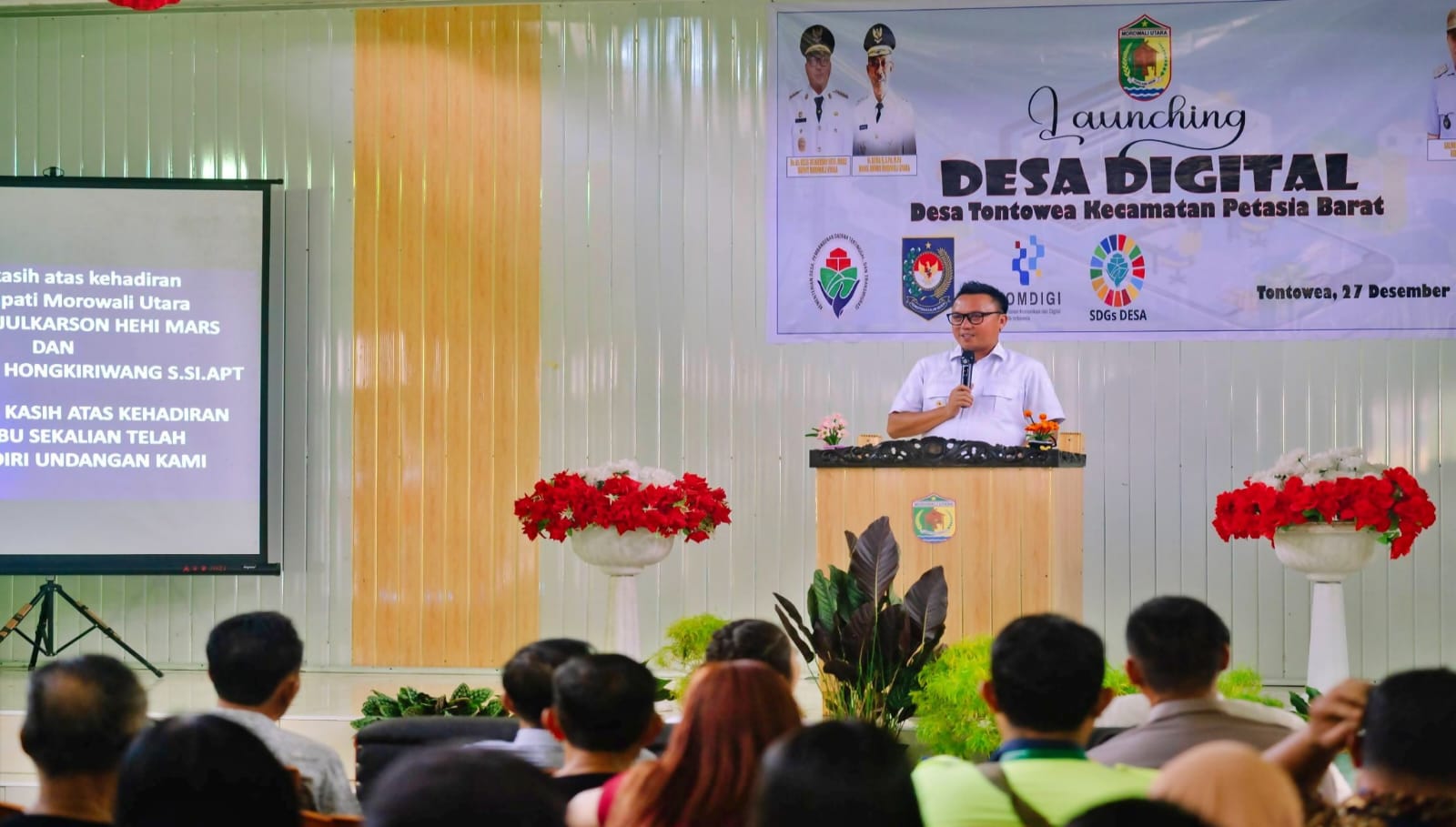 RESMI: Bupati Morut, Delis Julkarson Hehi, resmi meluncurkan Desa Digital Tontowea, Kecamatan Petasia Barat, Sabtu (27/12/2025).(FOTO: ISTIMEWA/RADAR PALU).