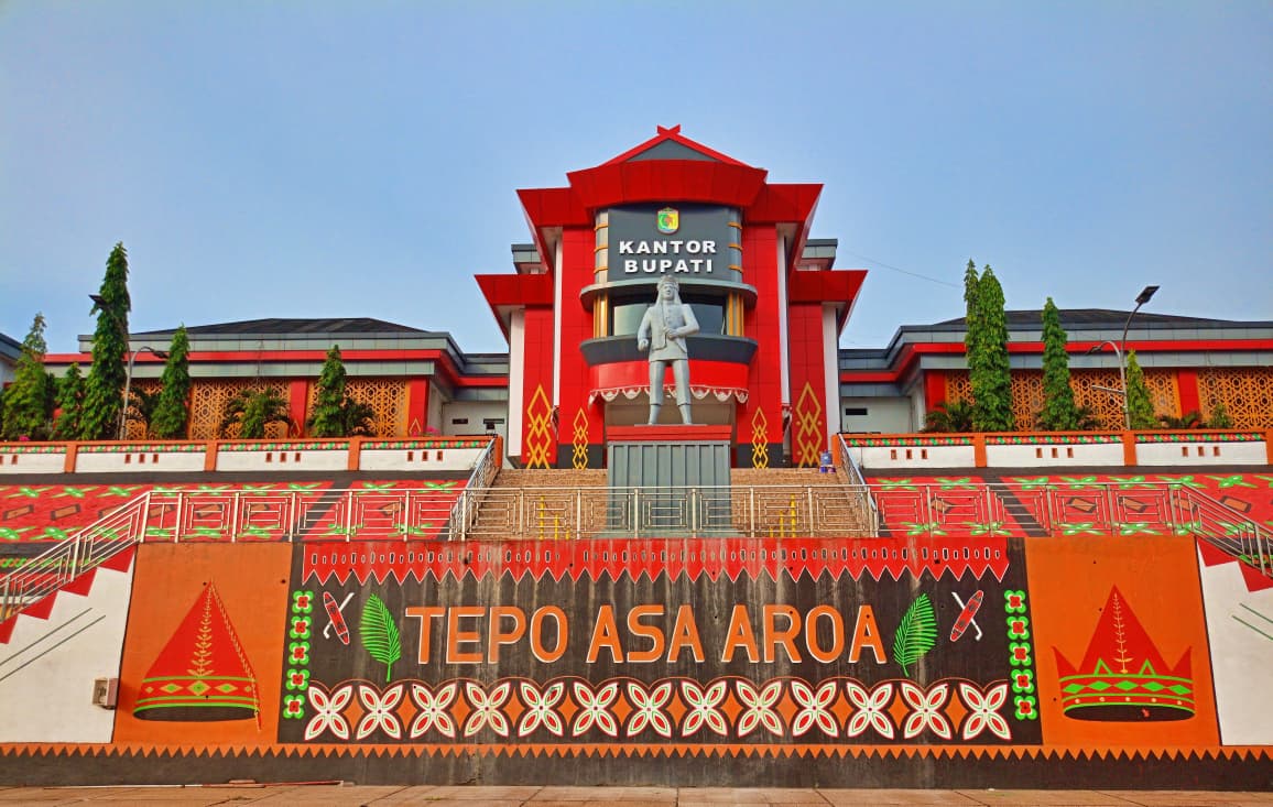 KOKOH: Patung Raja Mori, Mokole Marunduh gagah berdiri di pelataran Kantor Bupati Morowali Utara. Proyek APBD 2025 ini nampaknya belum rampung. (FOTO: ILHAM NUSI/RADAR PALU)  &nbsp;