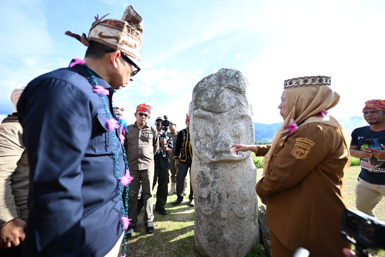 Menteri Kebudayaan Fadli Zon bersama Wakil Gubernur Sulawesi Tengah Reny Lamadjido meninjau salah satu situs megalitik di Lembah Behoa, Lore Lindu, Poso