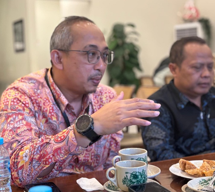 Area Head BRI Palu, Asep Suhendra saat bersama media bahas program kerja tahun 2026. salah satunya keberhasilan Program Desa BRILiaN BRI di Desa Sausu Tambu, Kabupaten Parigi Moutong.