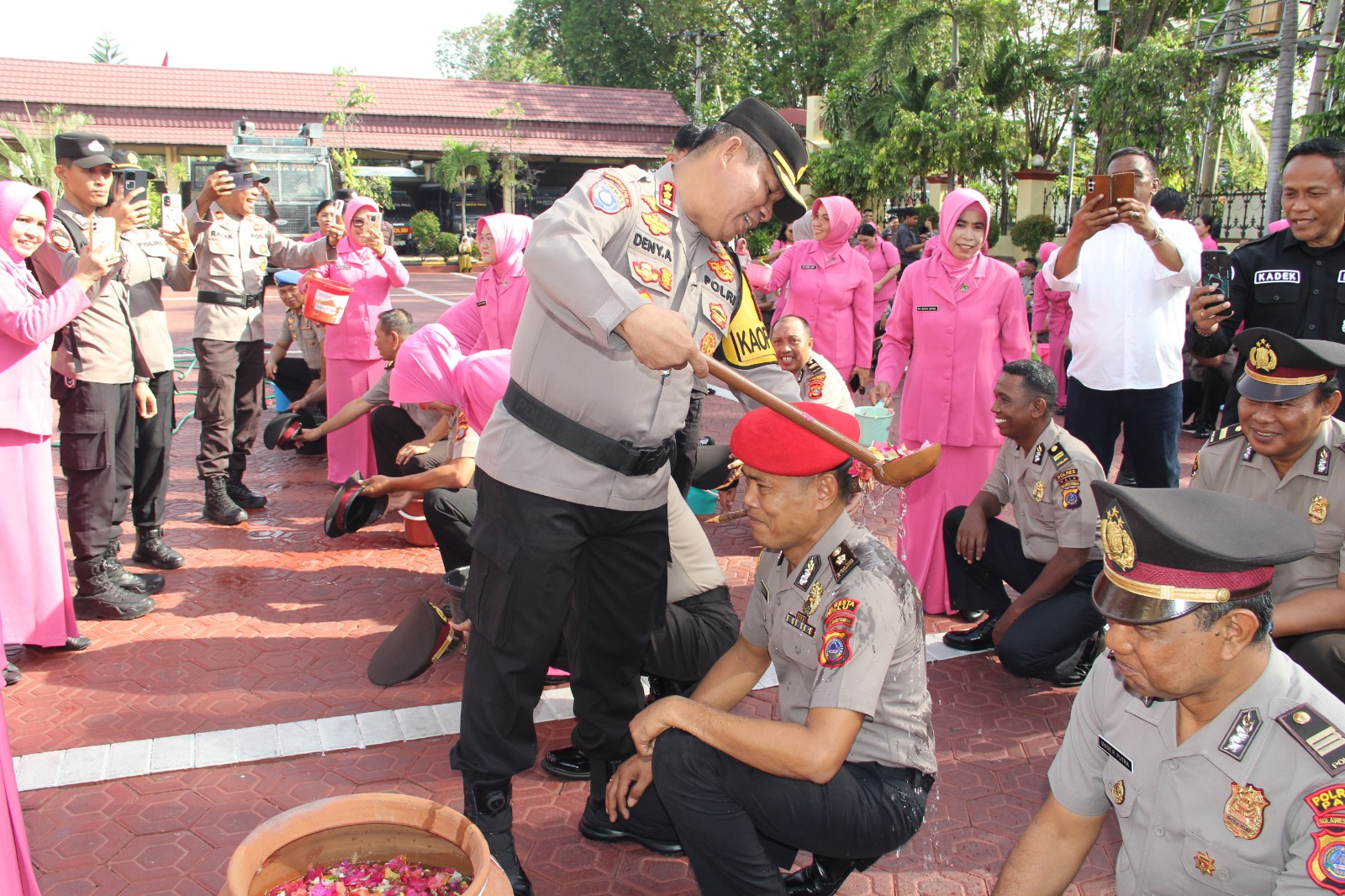 Kapolresta Palu Kombes Pol Deny Abrahams memimpin Upacara Laporan Kenaikan Pangkat periode 1 Januari 2026 di Lapangan Apel Polresta Palu, diikuti 111 personel.