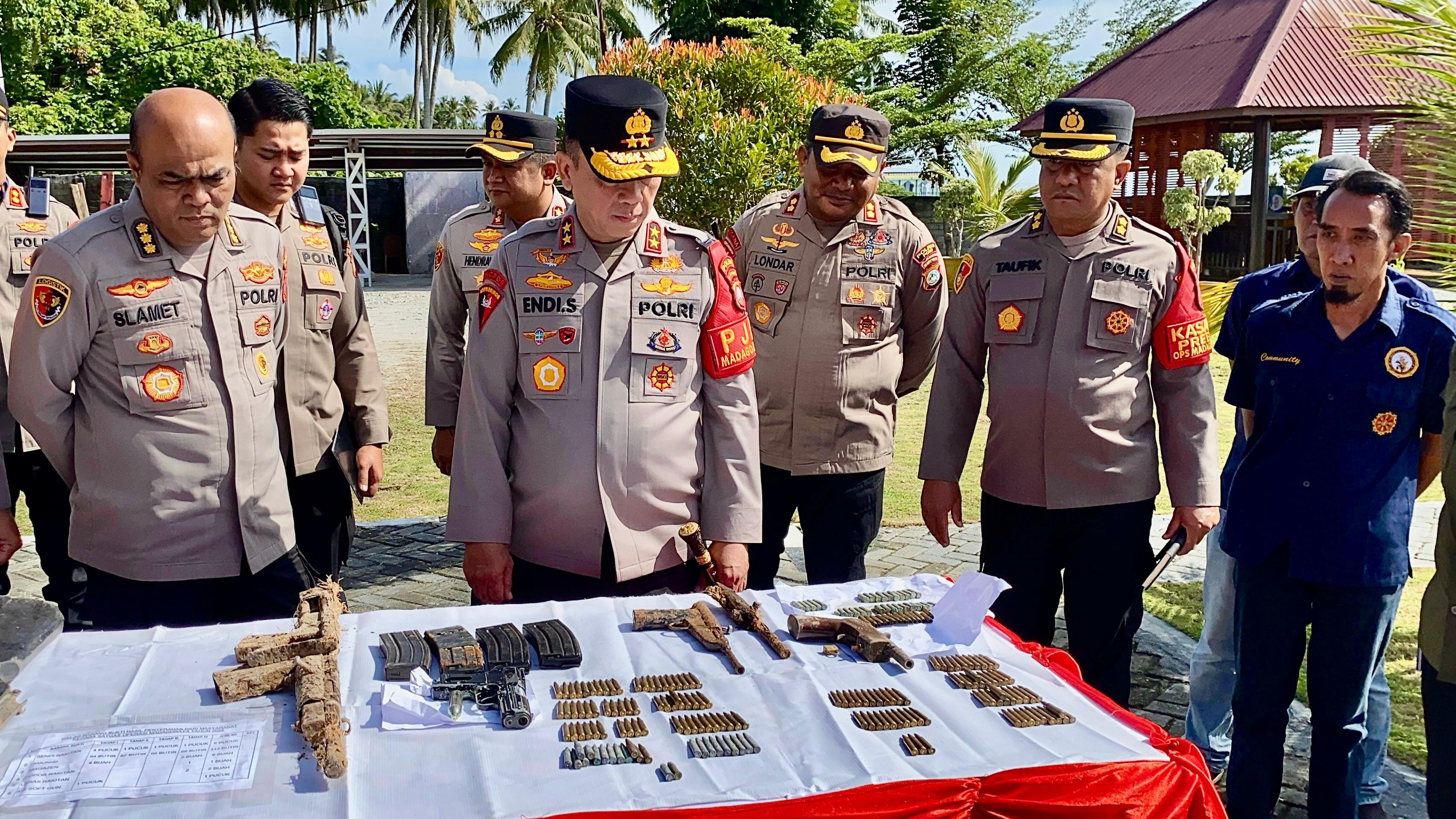 Kapolda Sulawesi Tengah Irjen Pol Dr. Endi Sutendi melakukan pengecekan langsung senjata api rakitan hasil temuan Satgas Madago Raya saat rilis akhir tahun di Polda Sulteng, Selasa (30/12/2025).