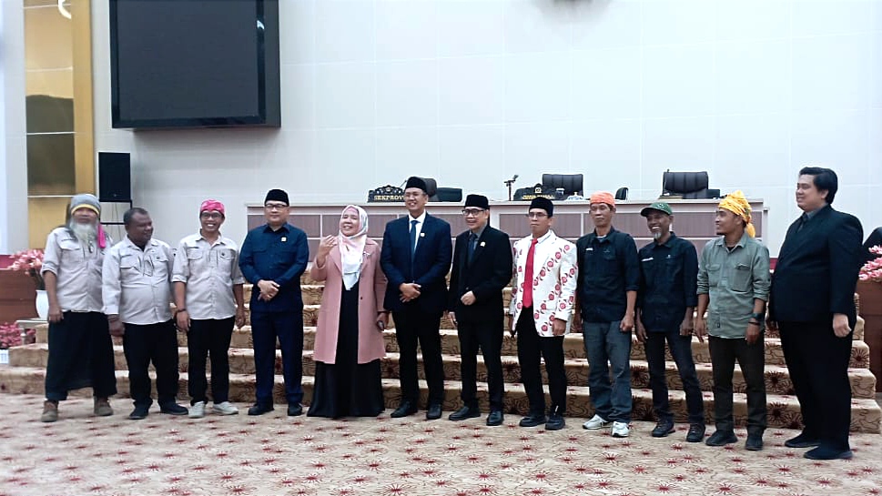 Suasana Sidang Paripurna DPRD Provinsi Sulawesi Tengah saat pengesahan Perda Pengakuan dan Perlindungan Masyarakat Hukum Adat (PPMHA), Rabu (31/12/2025), di Ruang Sidang Utama DPRD Sulteng, Palu.