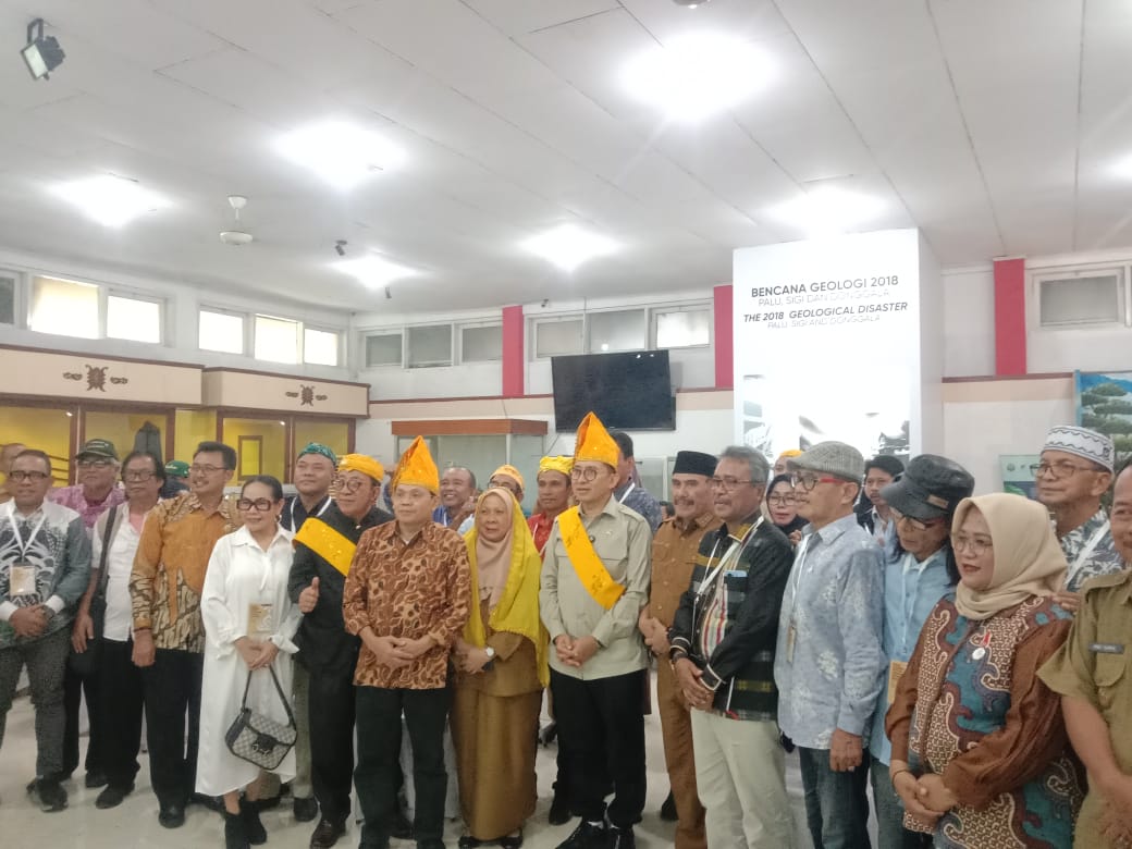 DIALOG BUDAYA : Menteri Kebudayaan RI Dr. Fadli Zon, M.Sc bersama Wakil Gubernur Sulawesi Tengah dr. Reny Arniwaty Lamadjido hadir di Museum Provinsi Sulawesi Tengah bersama pejabat daerah, tokoh adat