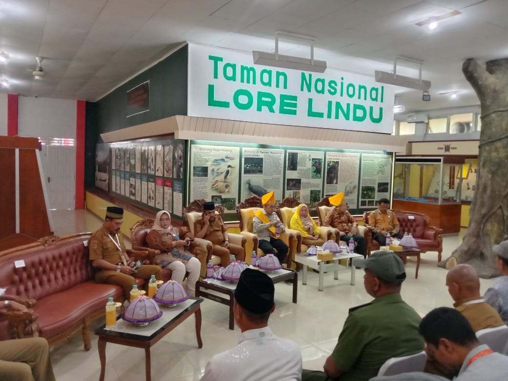 DIALOG BUDAYA : Menteri Kebudayaan RI Dr. Fadli Zon, M.Sc bersama Wakil Gubernur Sulawesi Tengah dr. Reny Arniwaty Lamadjido hadir di Museum Provinsi Sulawesi Tengah bersama pejabat daerah, tokoh adat