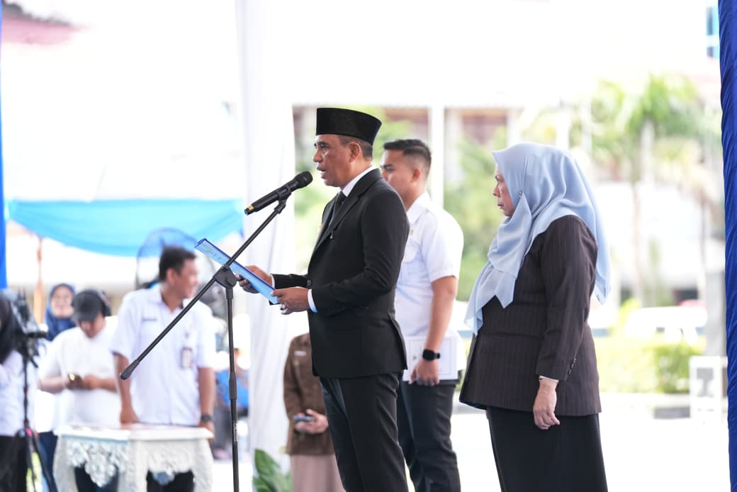 Gubernur Sulawesi Tengah Anwar Hafid melantik dan mengambil sumpah pejabat tinggi pratama dan pejabat fungsional di lapangan Pogombo, Rabu (31/12/2025)