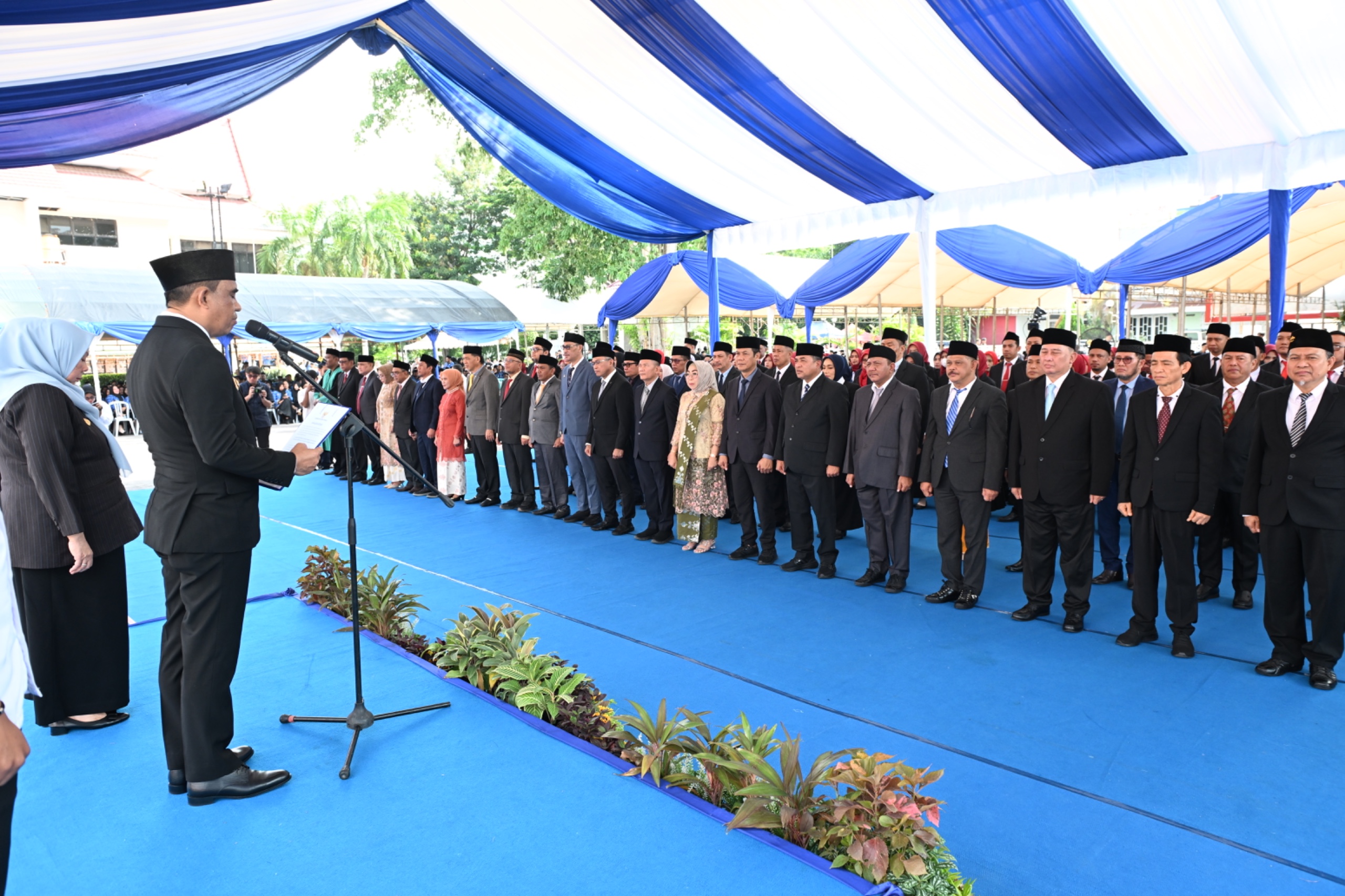 Gubernur Sulawesi Tengah Anwar Hafid saat melantik dan mengambil sumpah pejabat tinggi pratama Pemprov Sulteng di Lapangan Pogombo, Rabu (31/11/2025).