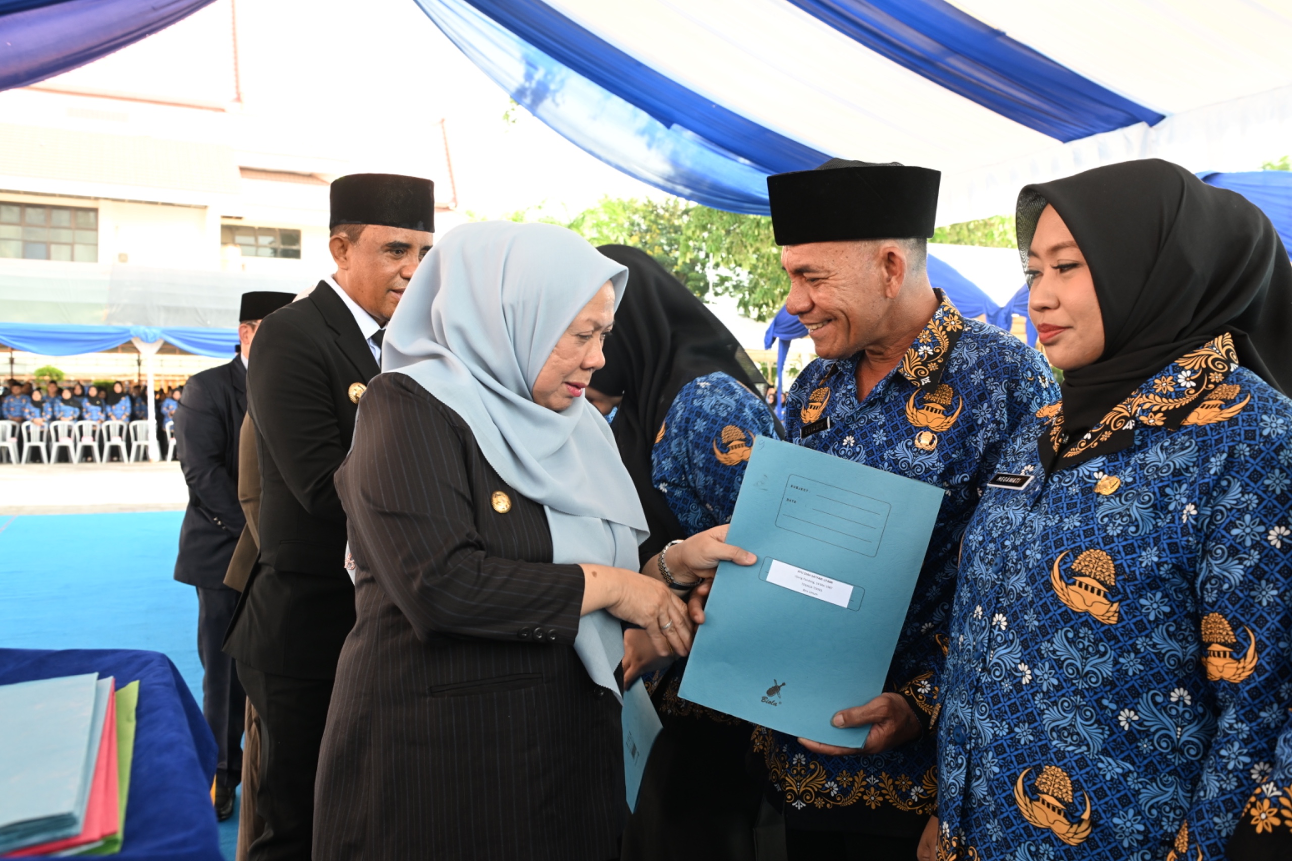 Para pegawai PPPK paruh waktu yang menerima SK yang diserahkan Wakil Gubernur dan Gubernur Anwar Hafid di Lapangan Pogombo