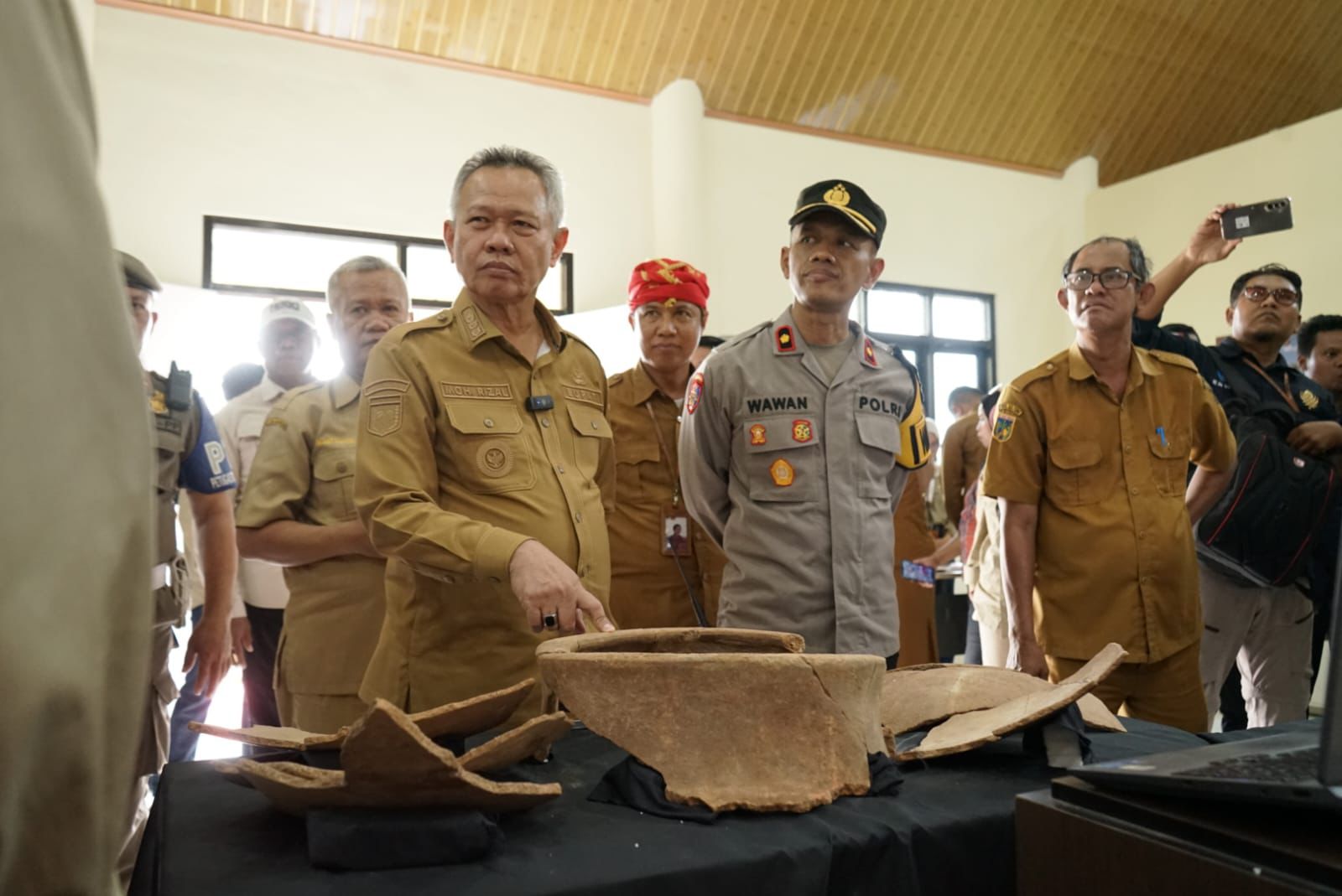 CAGAR: Bupati Sigi, Moh. Rizal Intjenae, melihat salah satu cagar budaya di Kabupaten Sigi.(FOTO: ANGEl SUMBARA/RADAR PALU).