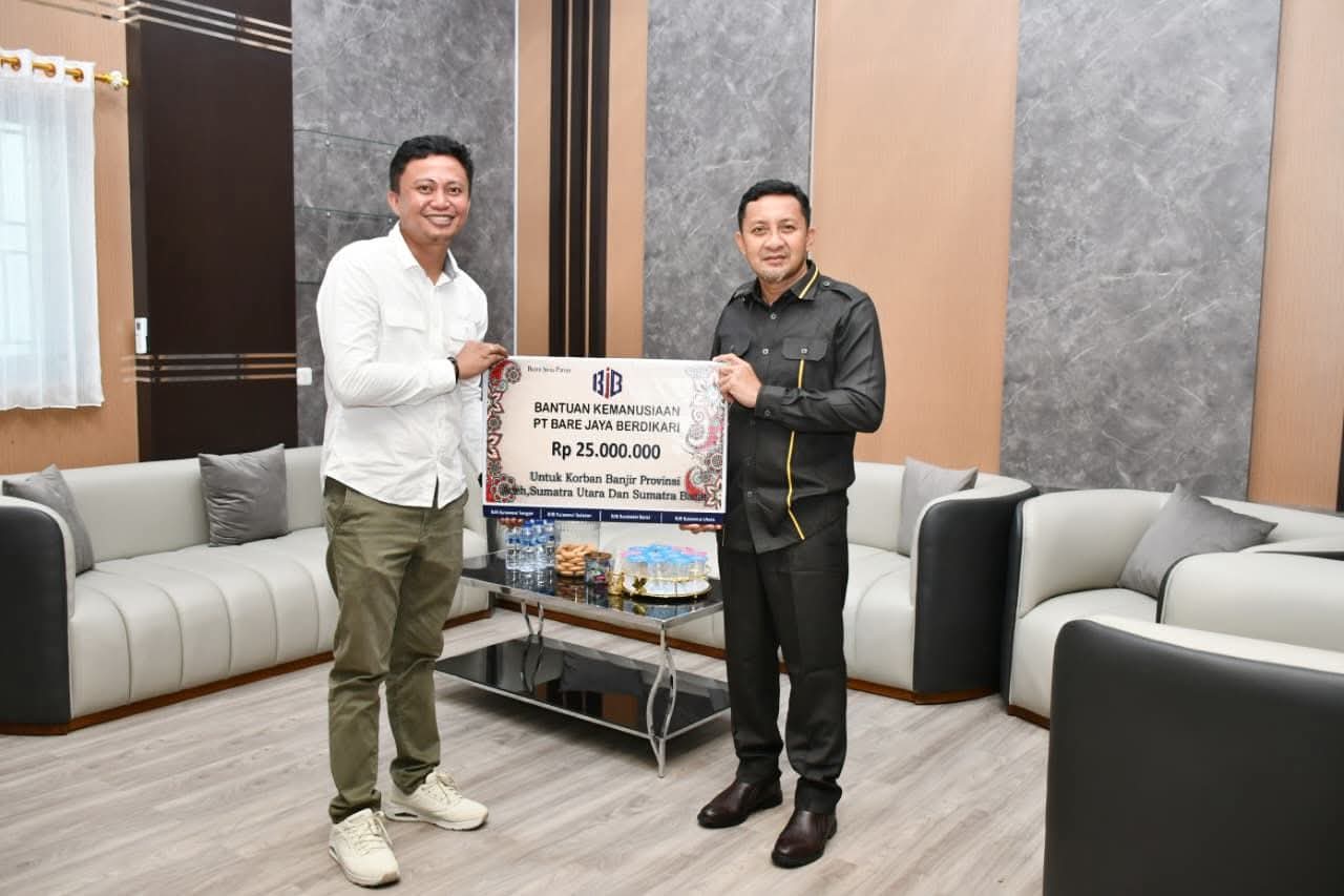 KEMANUSIAAN : Bupati Touna, Ilham Lawidu, menerima bantuan kemanusiaan dari Dirut BJB untuk korban banjir Sumatera.(FOTO: HERIYANTO LIMAHU/RADAR PALU).