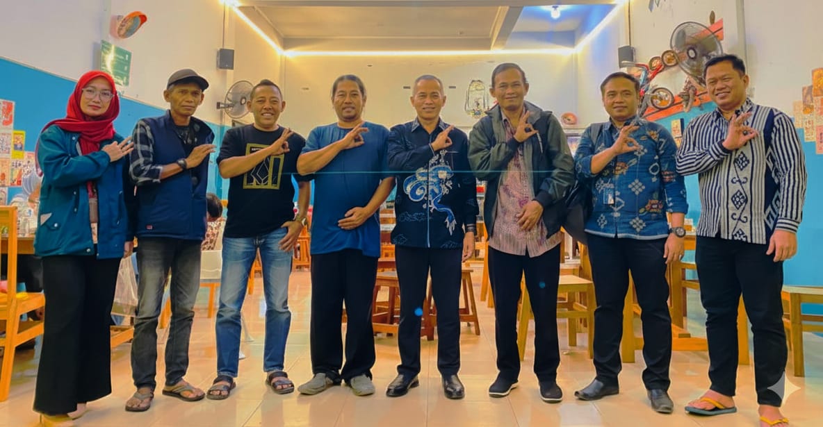 BERSAMA: Pinca BRI Tolitoli, Budi Mulia, foto bersama dengan wartawan usai nobar.(FOTO: AHMAD HAMDANI/RADAR PALU).