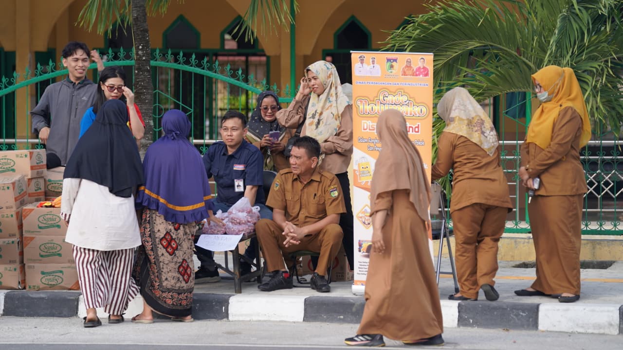 DITINGKATKAN DI 2026 : Kegiatan program Gade Nolumako yang dirangkaikan dengan Pasar Murah di Taman Lasoso, Kota Palu, Senin (29/12/2025) lalu.
