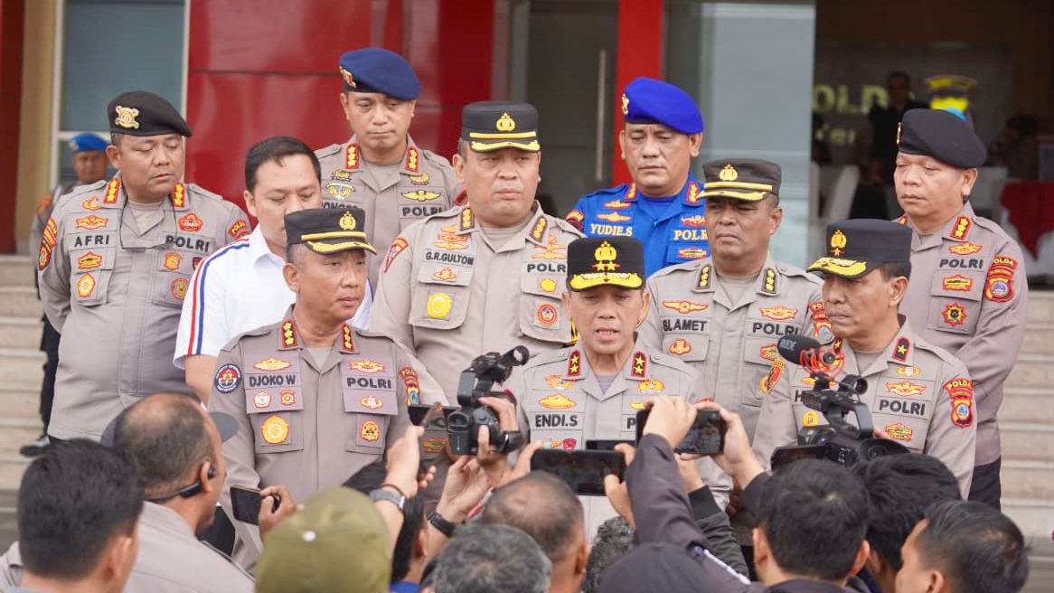 Kapolda Sulawesi Tengah Irjen Pol Dr Endi Sutendi saat menyampaikan rilis akhir tahun 2025 di Mako Polda Sulteng, Palu, Selasa (30/12/2025).