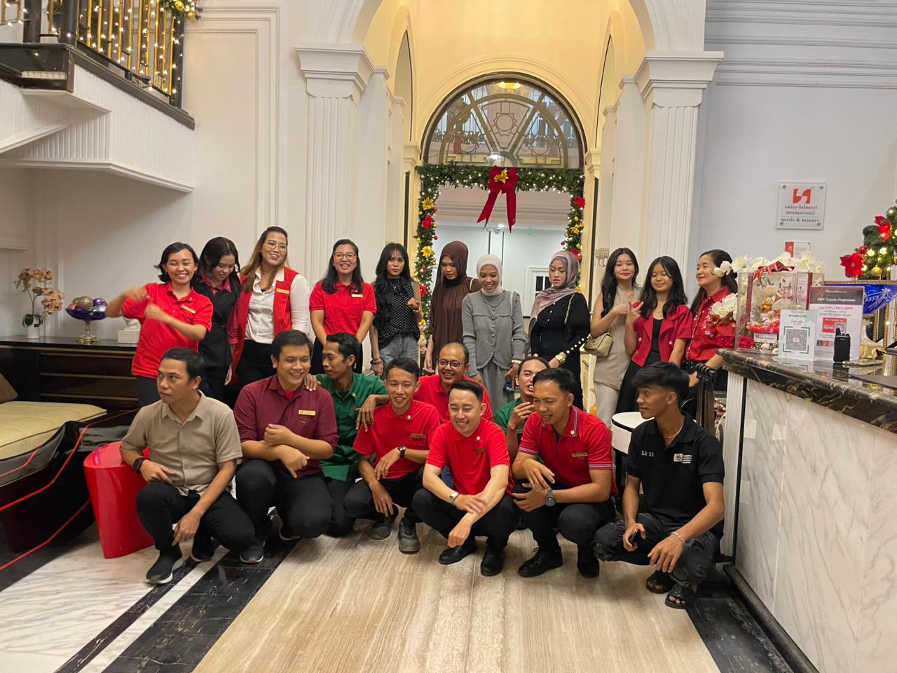 Keakraban jajaran Swiss Belhotel Express bersama tamunya pada perayaan malam Tahun Baru 2026
