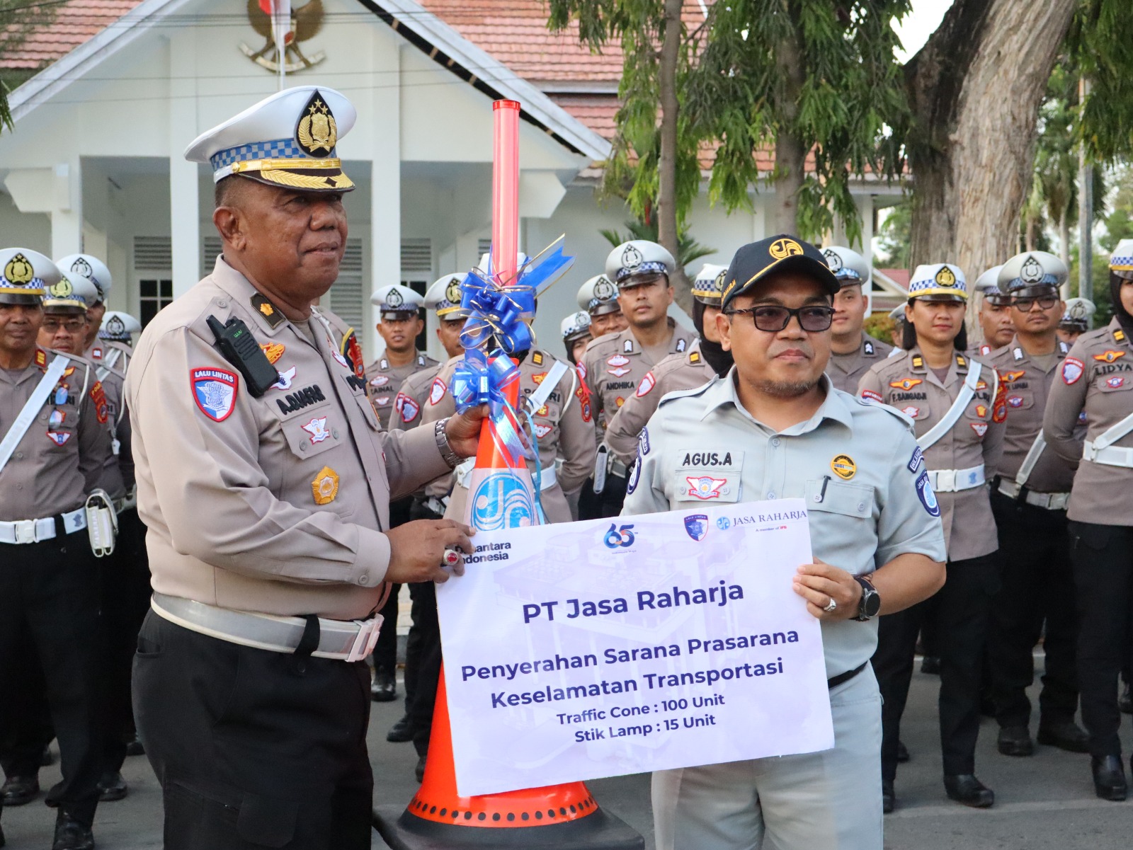PT Jasa Raharja Sulteng menyalurkan bantuan alat keselamatan transportasi berupa traffic cone dan stick lamp dalam rangka mendukung pengamanan Natal 2025 dan Tahun Baru 2026.