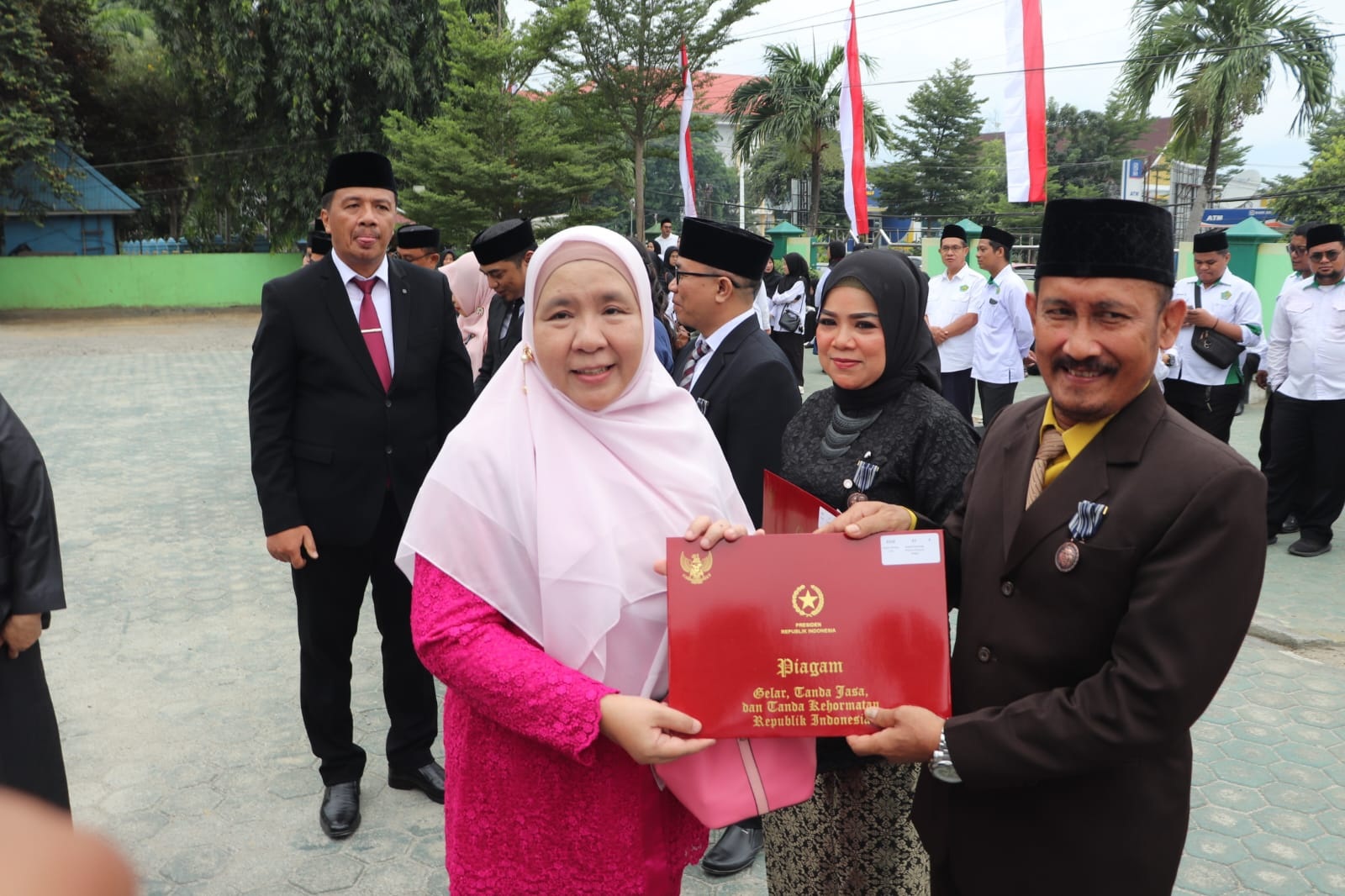 PENYERAHAN: Bunda Wiwik didaulat memberikan penyerahan penghargaan Satya Lencana untuk ASN Kemenag Sulteng.(FOTO: HUMAS PKS SULTENG/RADAR PALU).