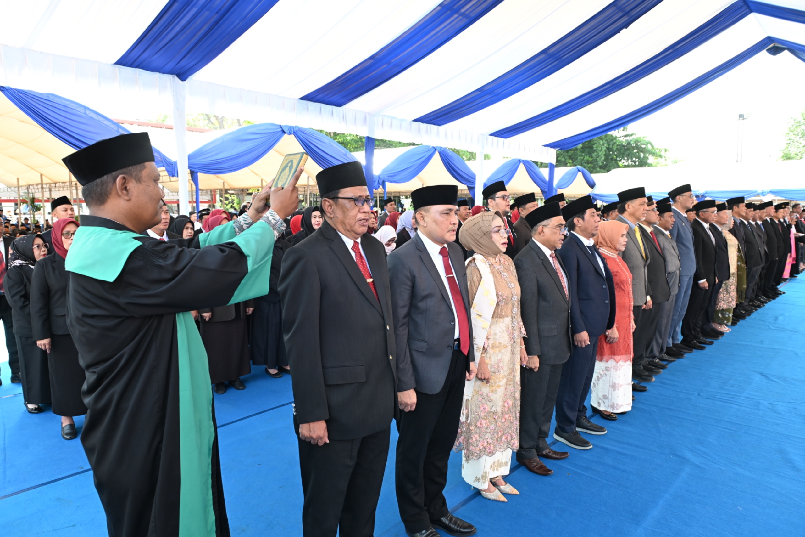 Pengambilan sumpah jabatan pada pelantikan JPT di Lapangan Pogombo, Rabu (31/12/2025)