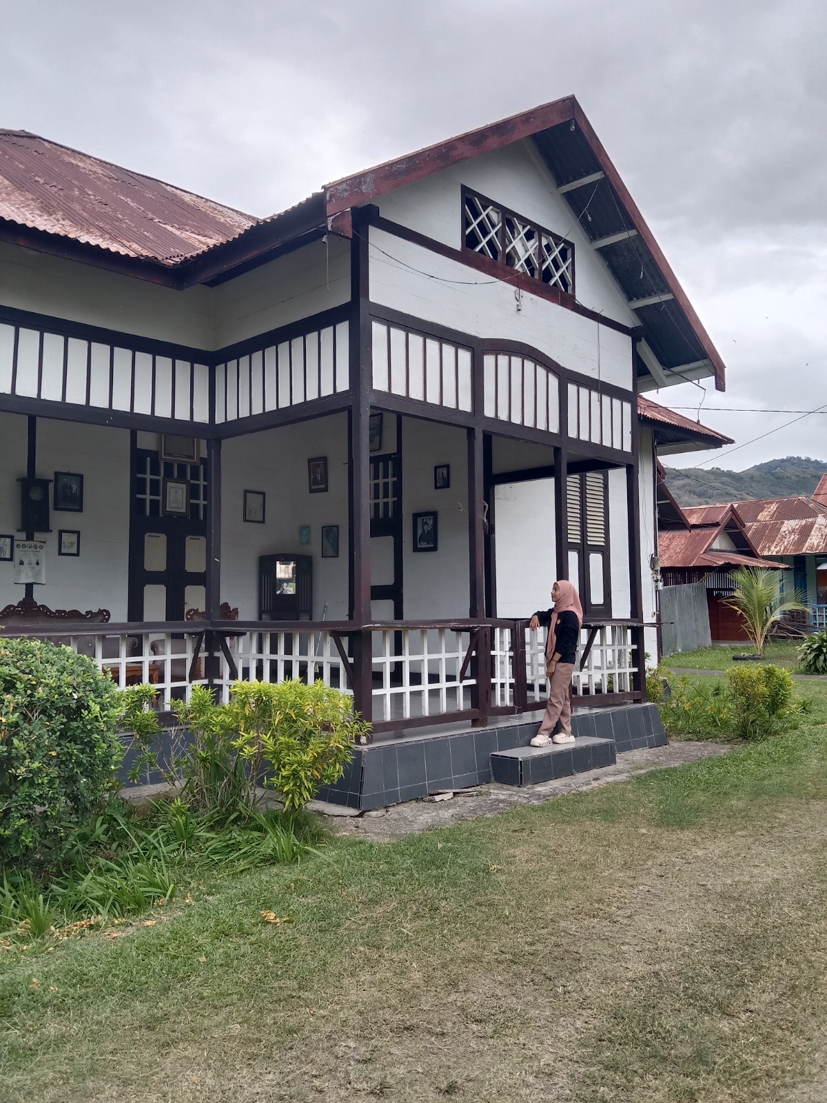 RUMAH RAJA : Kondisi terkini cagar budaya lokal, Rumah Raja Moutong yang kurang perhatian pemerintah daerah.(FOTO: ADE SAFITRI/RADAR PALU).