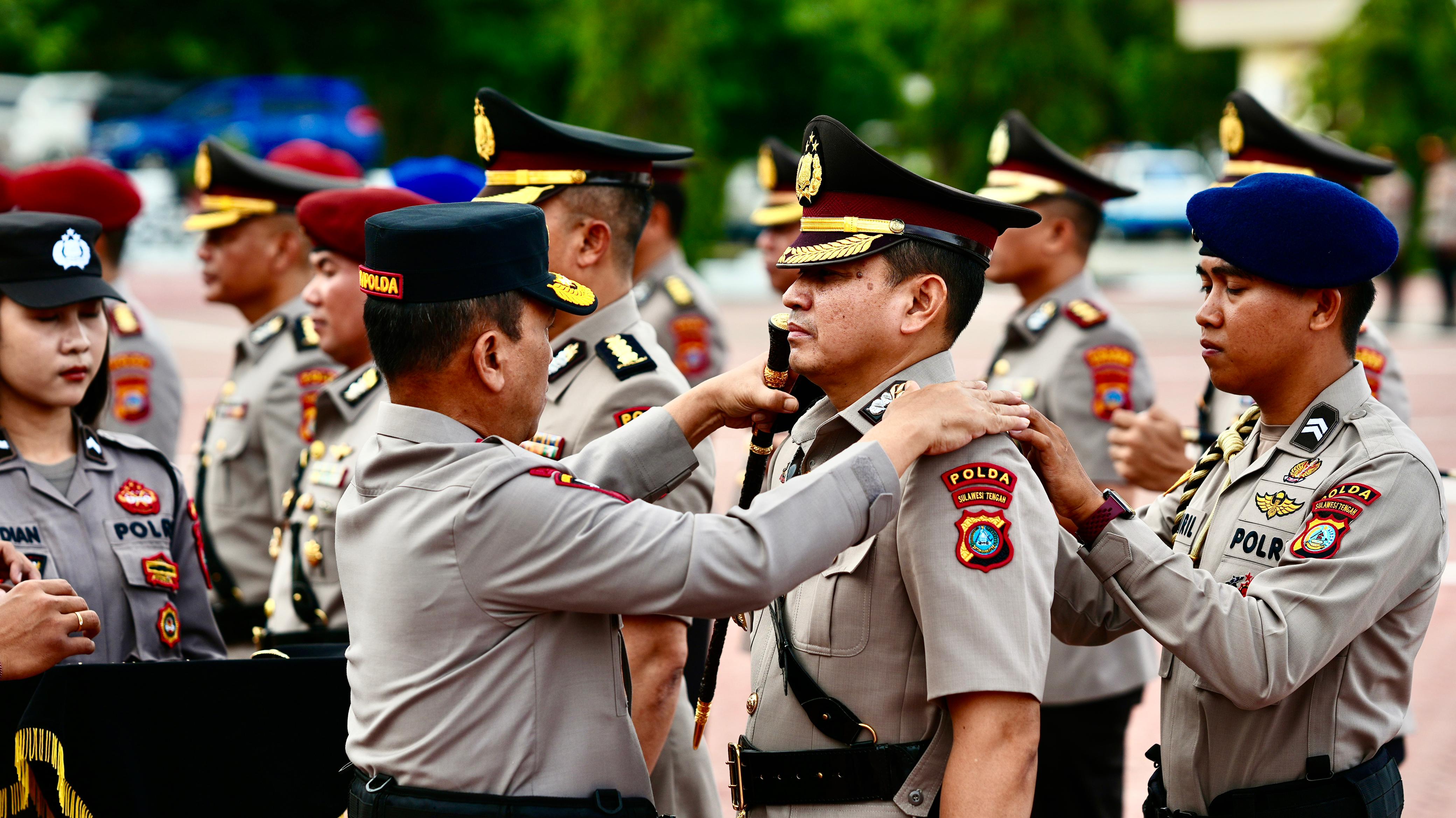 Kapolda Sulawesi Tengah Irjen Pol Dr. Endi Sutendi memimpin upacara serah terima jabatan sejumlah pejabat utama dan kapolres di lingkungan Polda Sulteng.