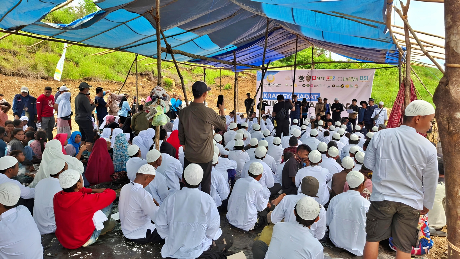 KHIDMAT: Ratusan warga Suku Tau Taa Wana resmi memeluk Islam melalui prosesi syahadat massal yang digelar Dewan Da&rsquo;wah Islam Indonesia (DDII), Jumat (26/12/2025).