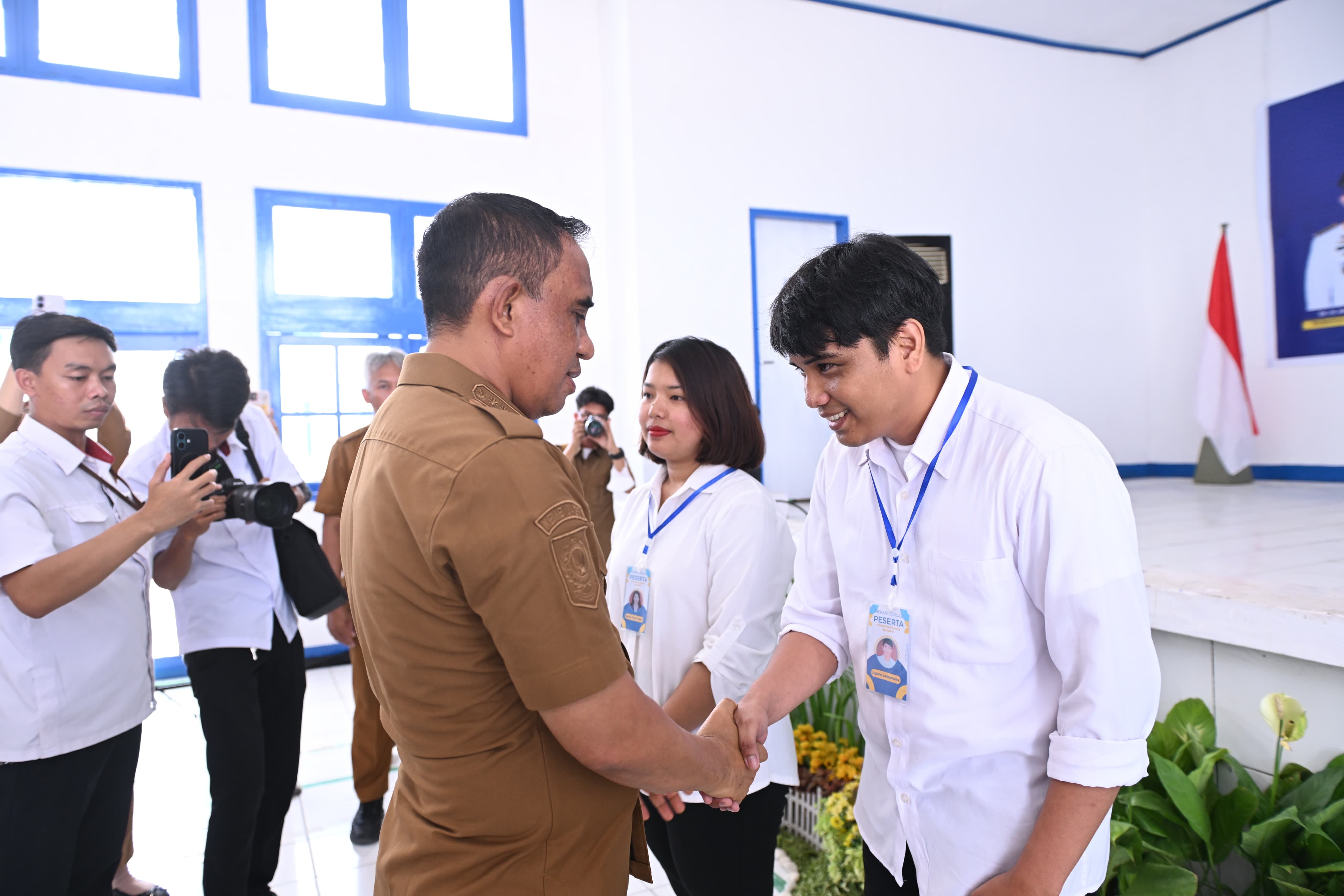 Gubernur Sulawesi Tengah Anwar Hafid saat membuka pelatihan Bahasa Mandarin di Yayasan Cahaya Ilmu Kreatif, Palu.