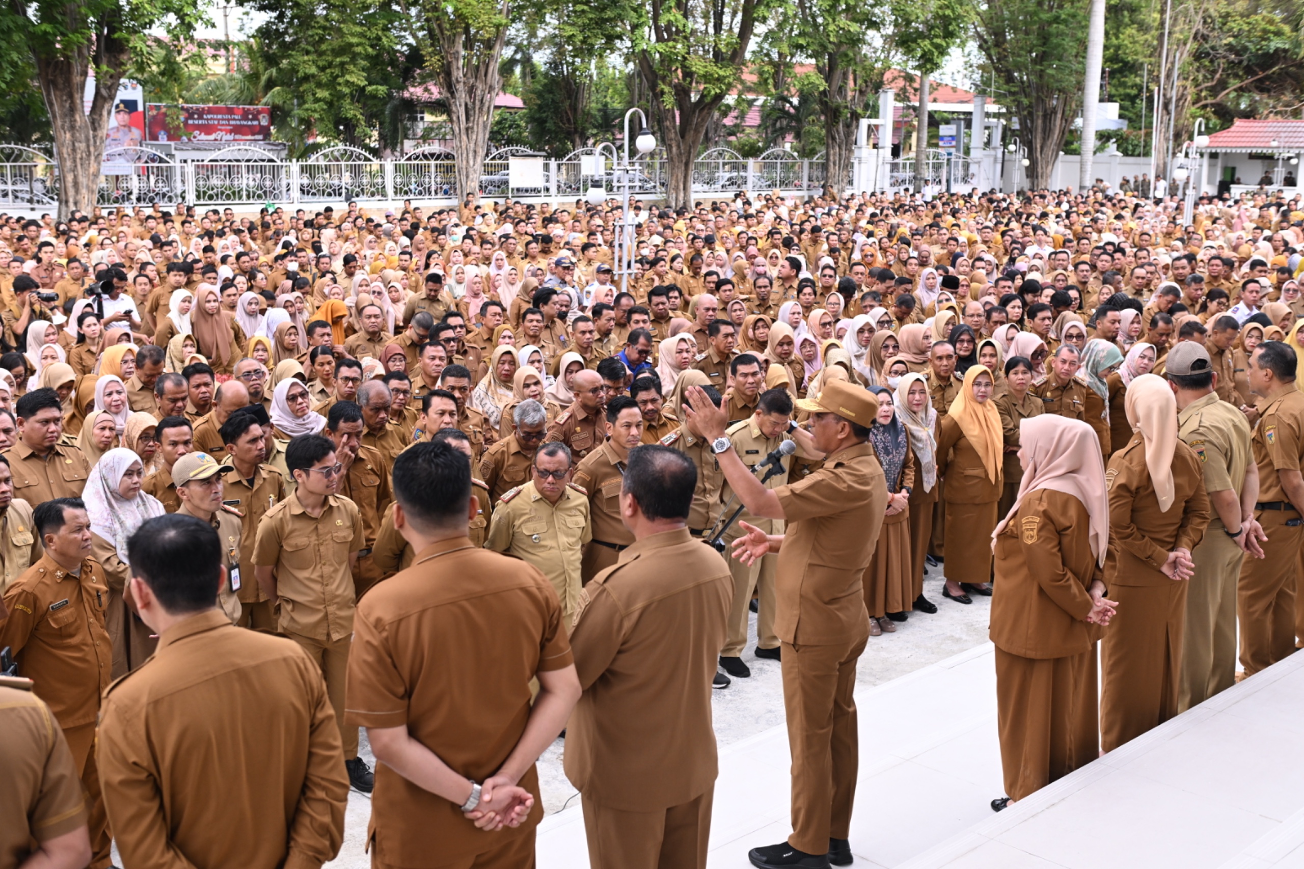 Ribuan ASN mengikuti apel gabungan perdana Pemprov Sulawesi Tengah tahun 2026 yang dipimpin Gubernur Anwar Hafid di Lapangan Kantor Gubernur, Senin (5/1/2025).