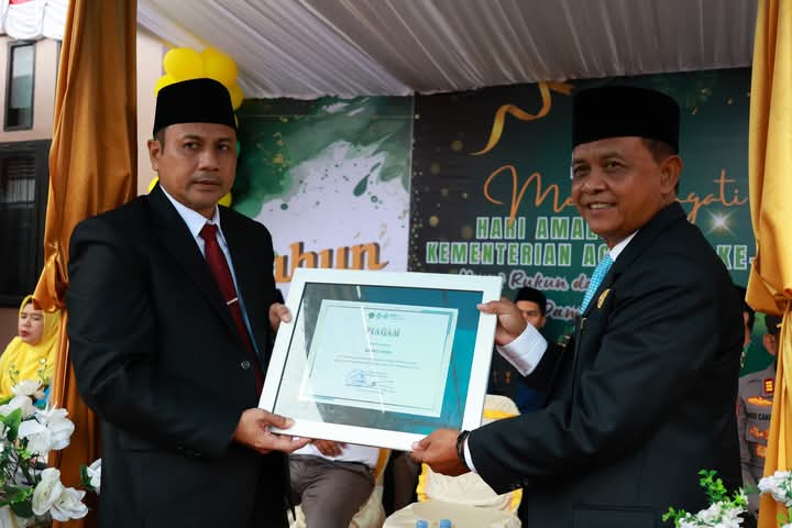 PENGHARGAAN: Sukimin dan Sutami Idris menerima penghargaan di upacara HAB ke-80 tahun Kemenag RI.(FOTO: BUDIYANTO WIHARTO/RADAR PALU).