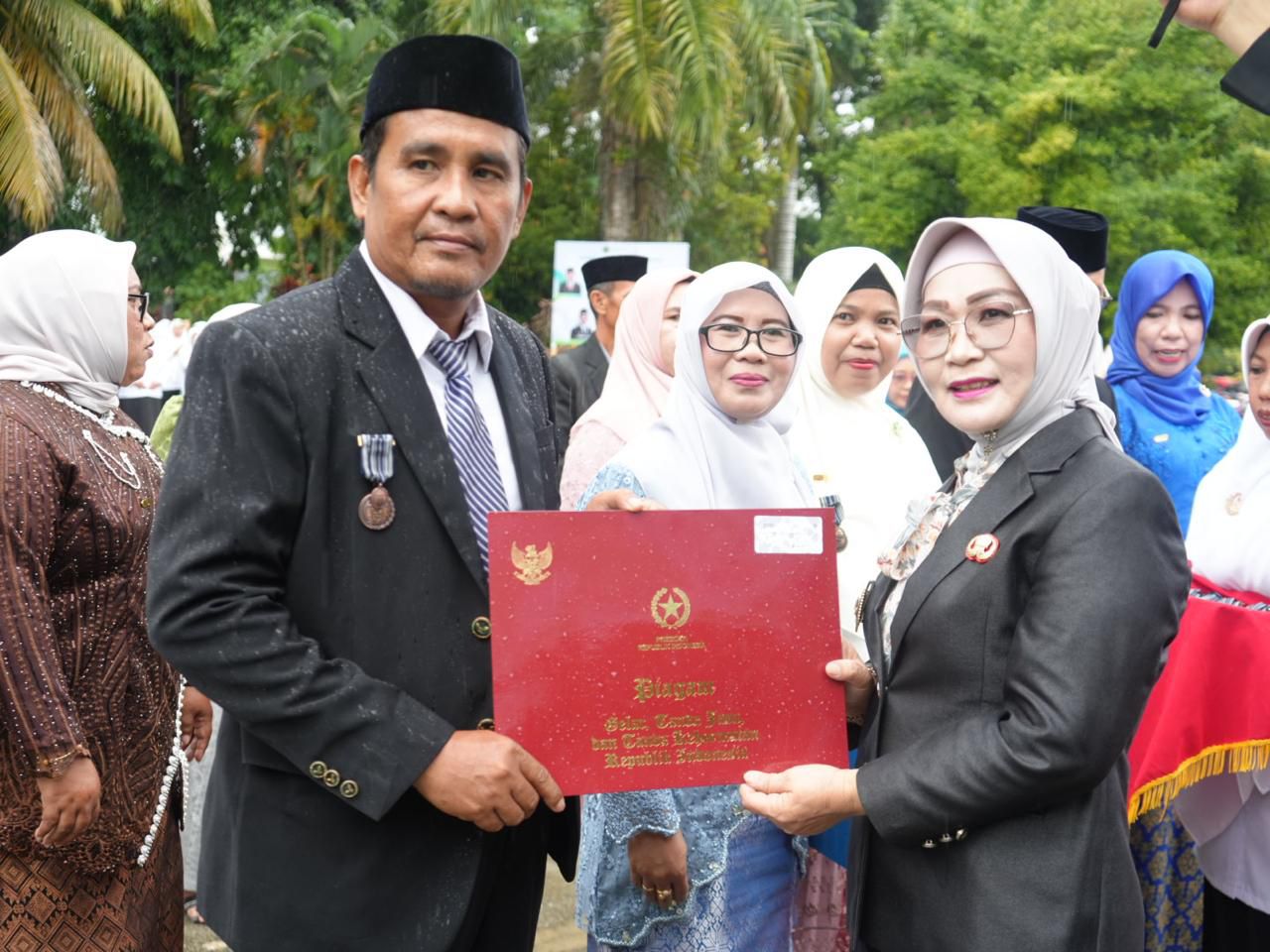 MENYERAHKAN: Usai menjadi Irup, Wabup Morowali Iriane Iliyas mentyerahkan penghargaan kepada salah satu ASN Kemenag Morowali, Sabtu (3/01/2026).(FOTO: SUPRIYONO/RADAR PALU).